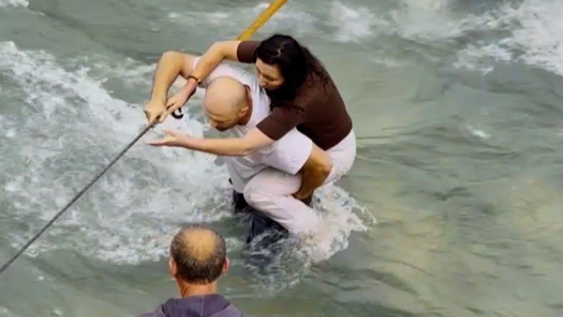 Rescatan a Mujer y Niño que Cayeron a un Río