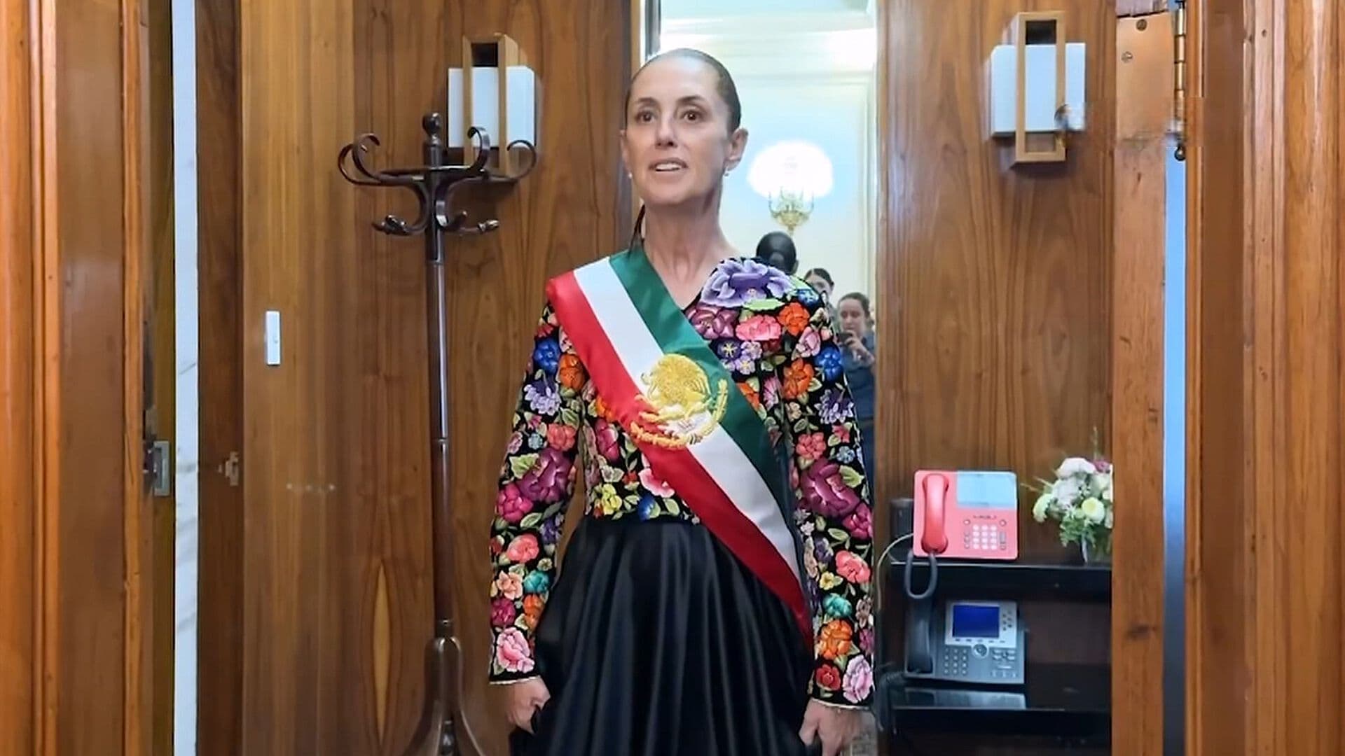Sheinbaum Agradece a Artesanas Muxes por Vestido del Grito de Independencia