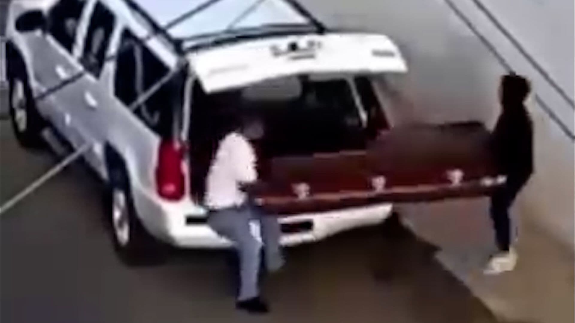 Abandonan Ataúd con Cadáver en Uruapan