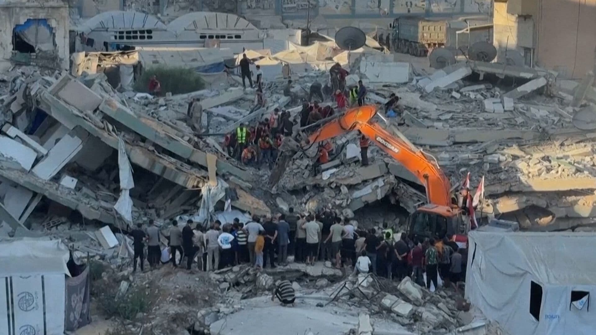 Niño Es Rescatado de los Escombros tras Ataque en Gaza