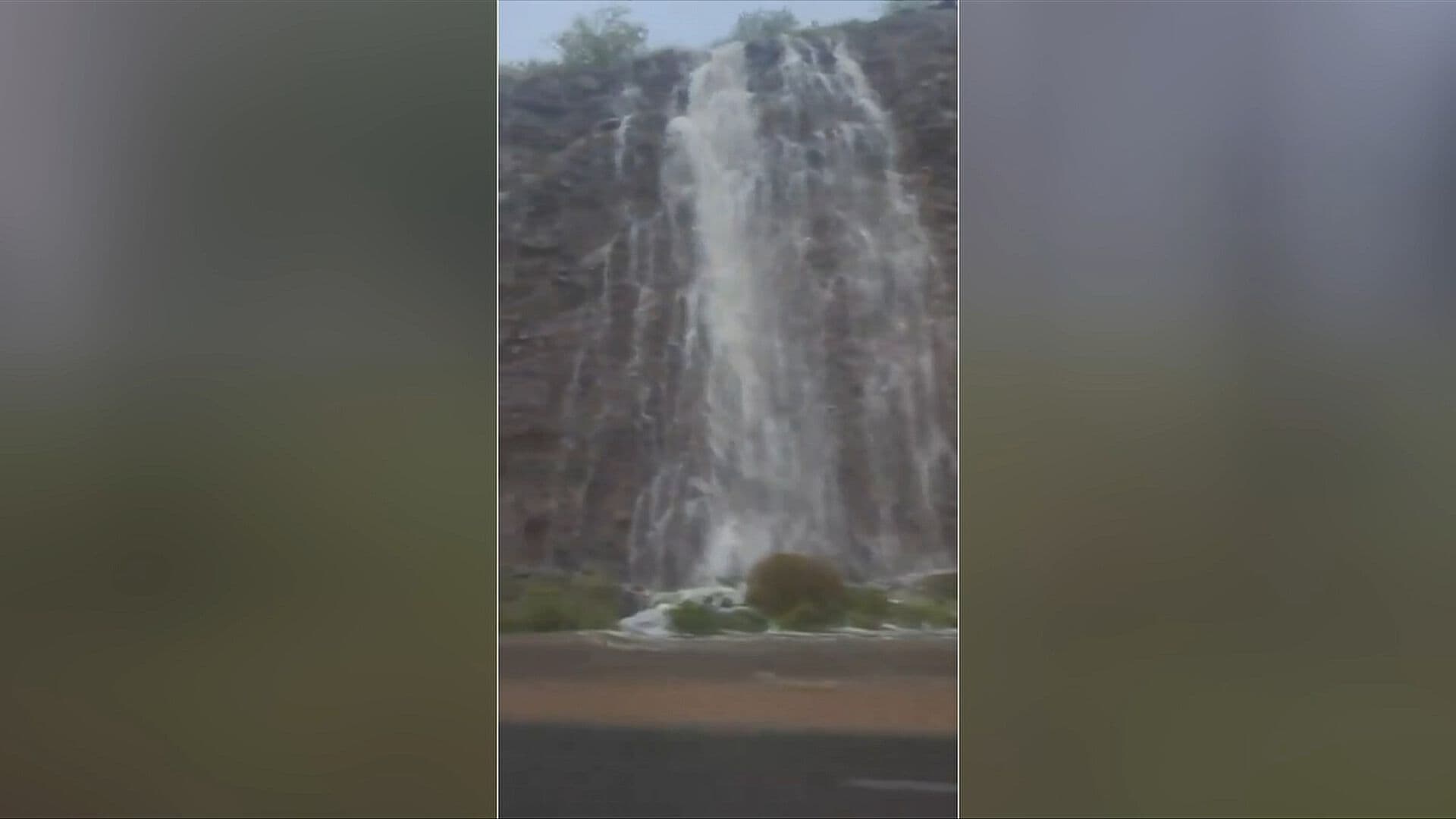 Se Forman Cascadas en la Carretera Guaymas-Empalme por Lluvias en Sonora