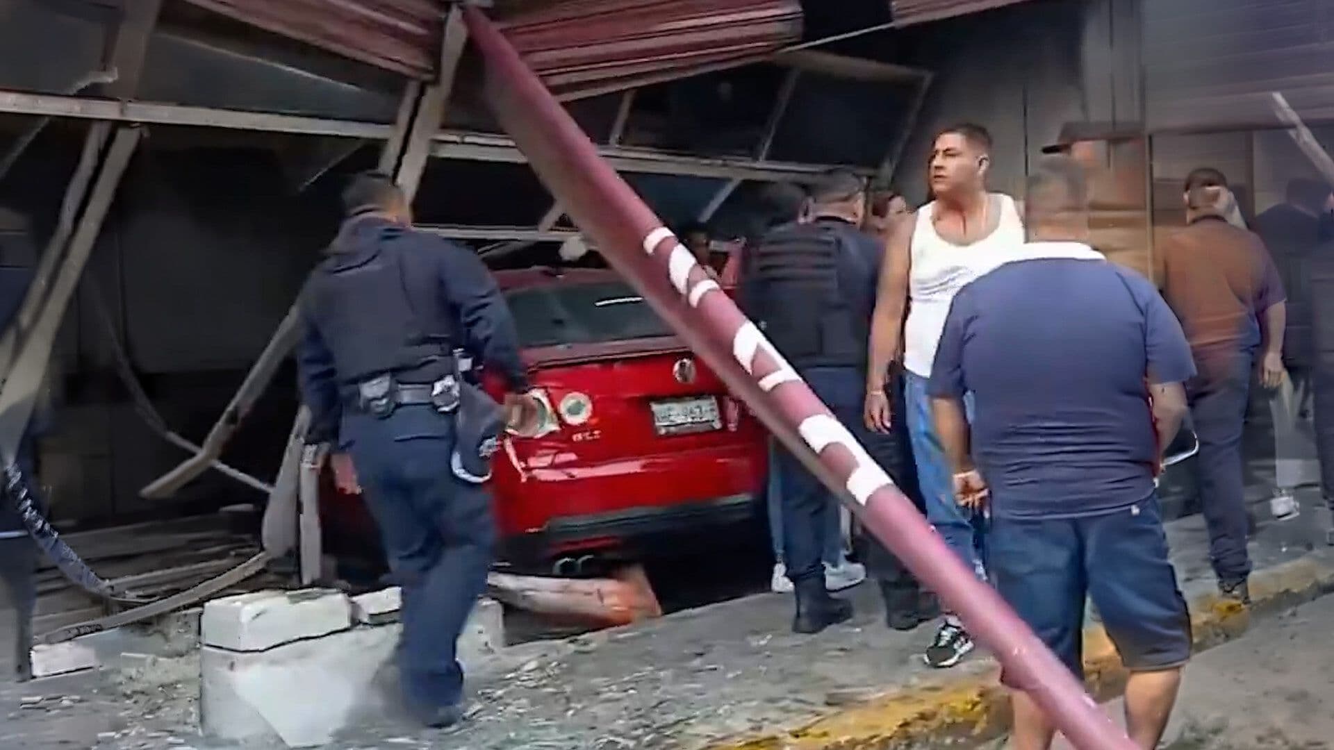 Conductor Pierde el Control y Acaba Dentro de Panadería