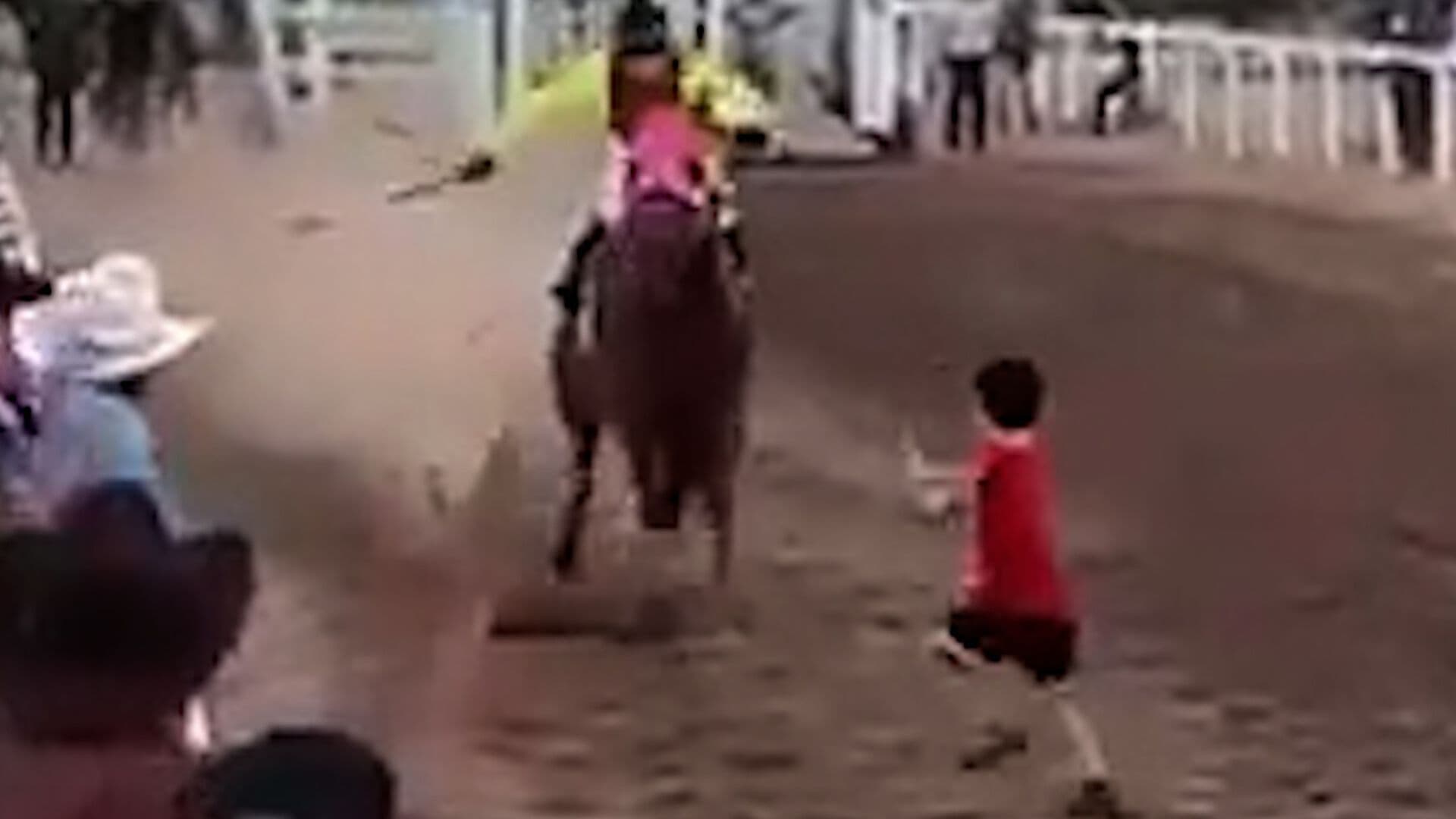 Niño se Salva de Ser Arrollado en Carrera