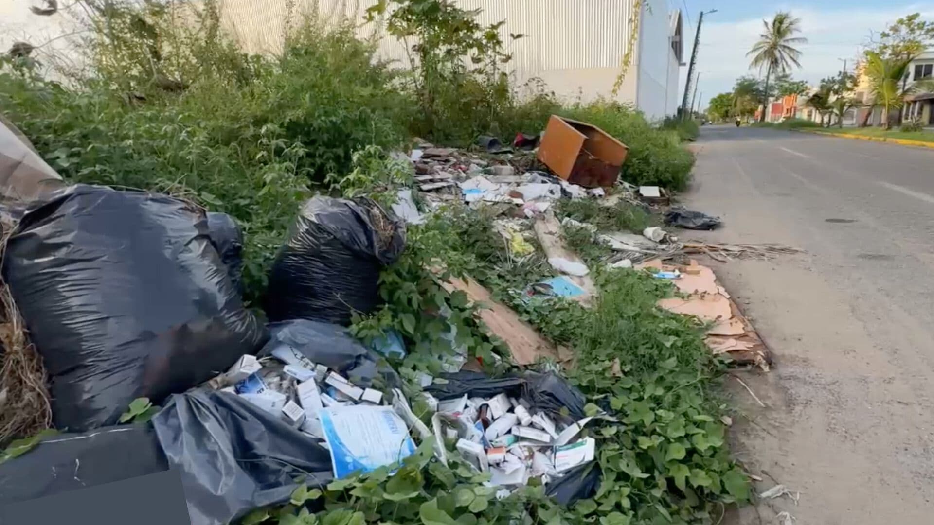 Medicamento y Equipo Médico es Abandonado en Basurero Clandestino en Fraccionamiento Floresta Veracruz