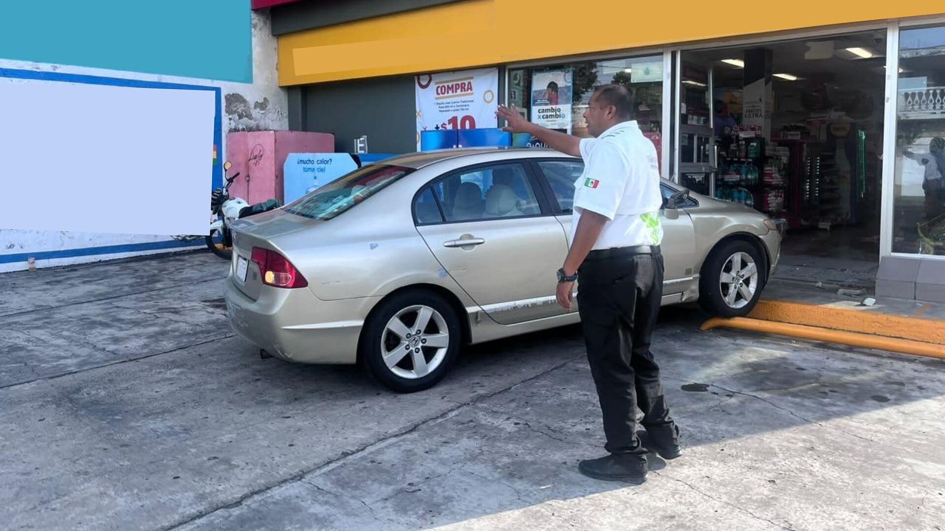 Auto Derriba Puerta de Tienda de Conveniencia en Colonia Centro de Veracruz