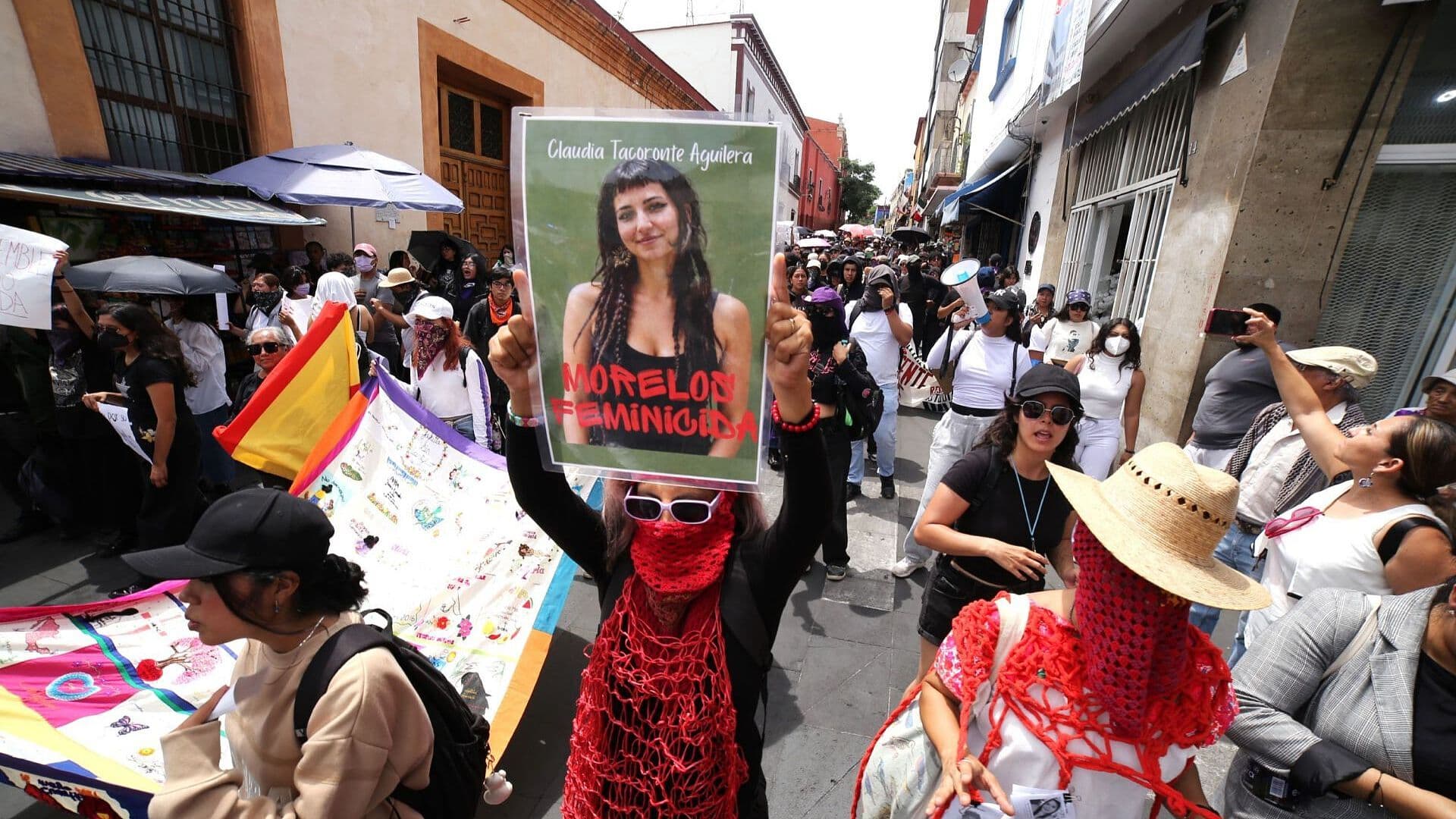 Jóvenes Irrumpen en Desfile en Cuernavaca para Protestar por Feminicidio de Estudiante