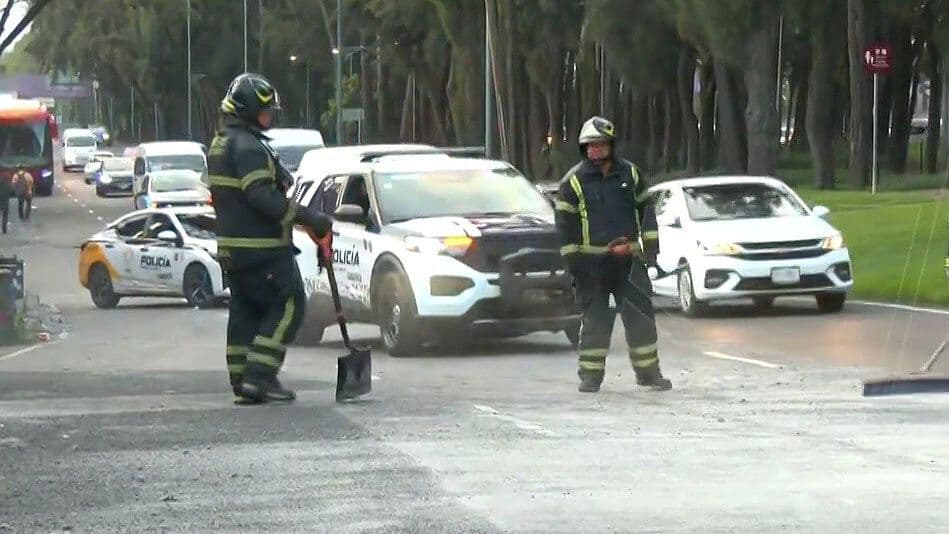 Motociclista Derrapa por Gravilla Regada en Carriles Laterales de Calzada Zaragoza, CDMX
