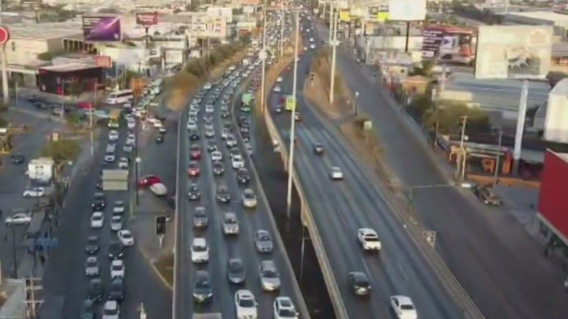 Cierran Carril por Reparación de Puente Peatonal en Santa Catarina