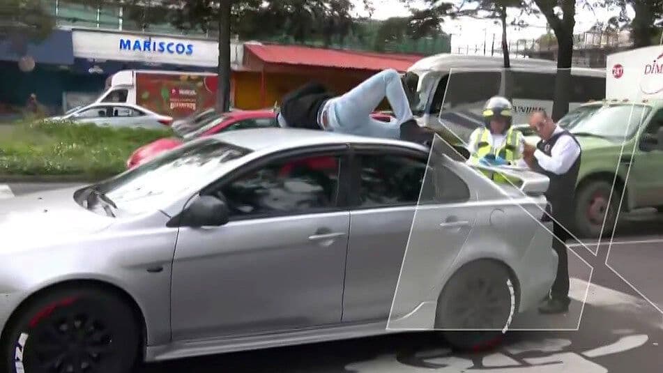 Motociclista Embestido por Auto Termina Sobre Toldo de la Unidad en la GAM