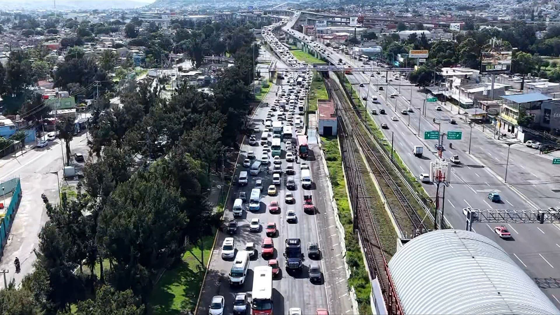 Desde el Aire: Calzada Zaragoza Colapsa tras Choque de Camiones