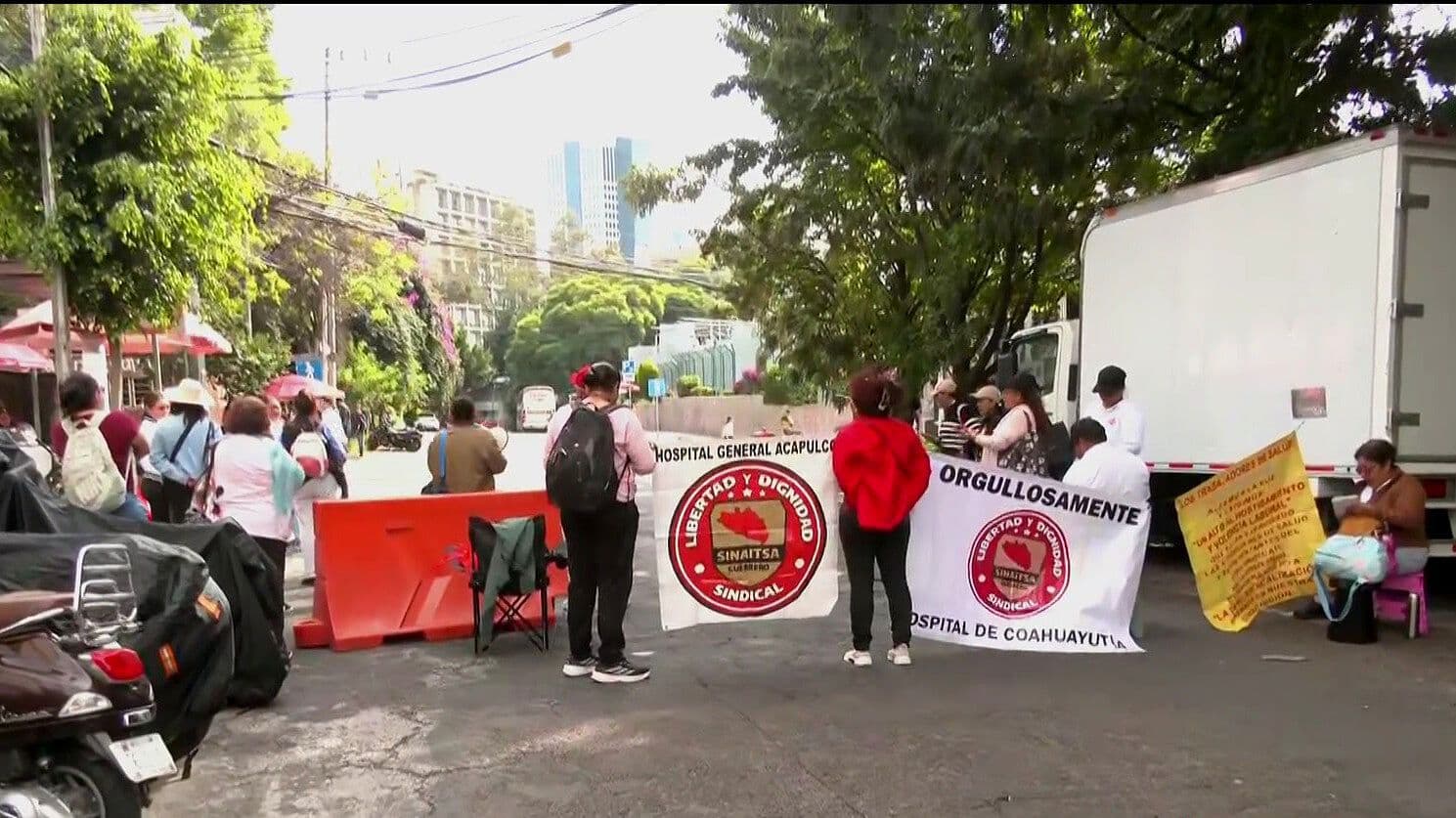 Trabajadores de Salud de Guerrero Bloquean Calle en Álvaro Obregón; Esto Denuncian