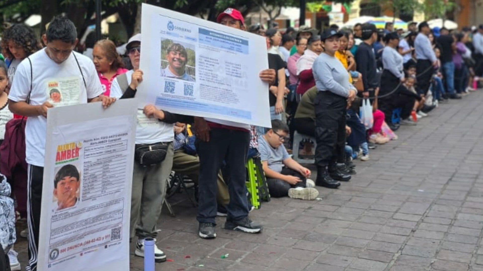 Familiares de Jóvenes Desaparecidos se Manifestaron Durante el Desfile en Celaya