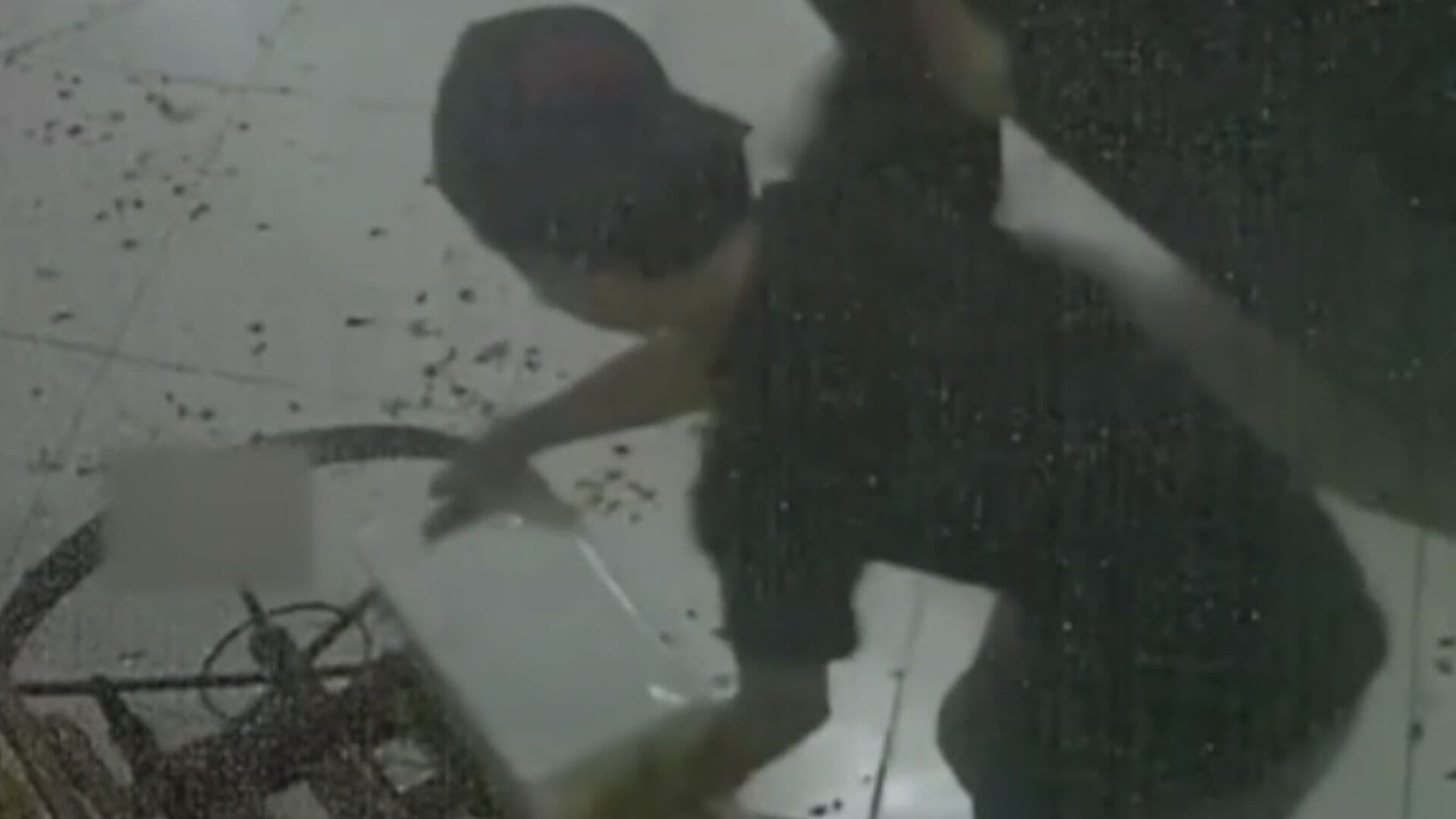 Video | Niño Roba Regalo de una Fiesta en Puebla
