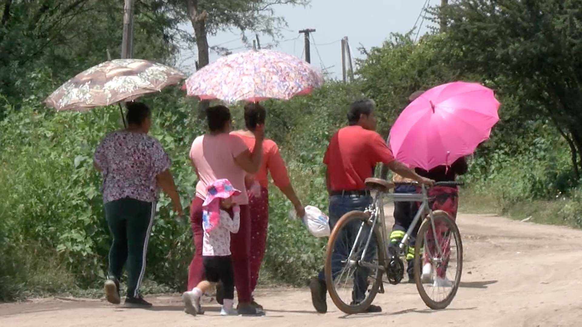 Vecinos de San Juan de Abajo Caminan en Terracería ante la Falta de Banquetas