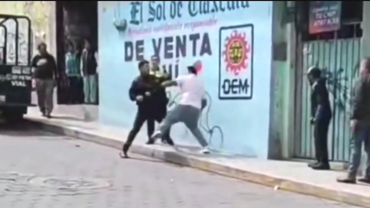 Video | Reclamo por un Celular Termina en Pelea entre Policía y Mototaxista en Tlaxcala