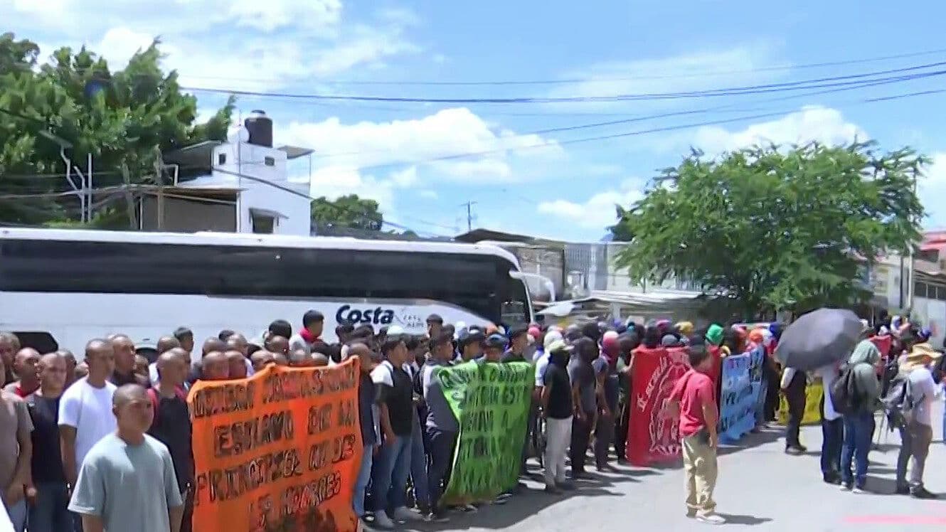 Normalistas de Ayotzinapa Protestan en Guerrero a 12 Años de la Desaparición de los 43