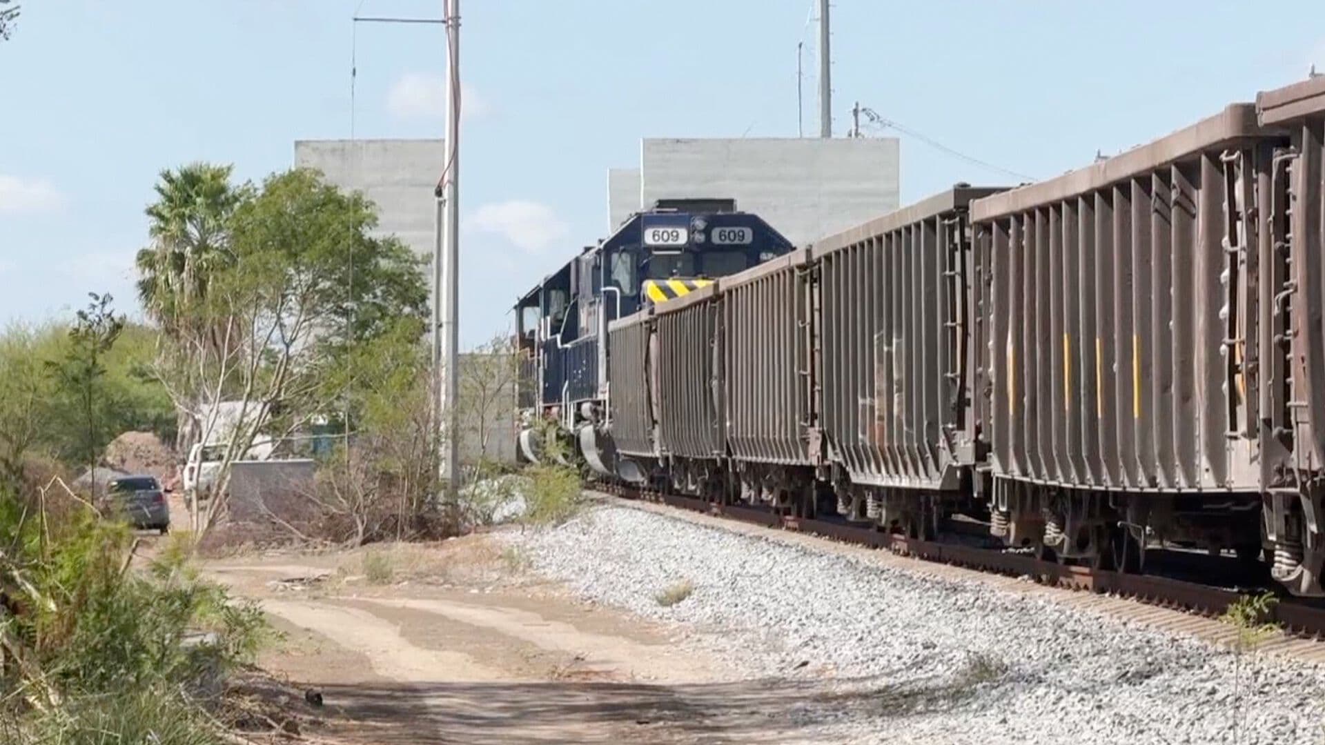 Tren Bloquea el Paso en Ejido el Sabino; Habitantes Piden Solución en Matamoros
