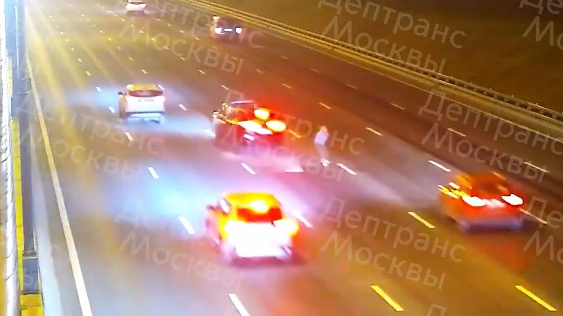 Autos Evitan por Poco ser Impactados por Choque
