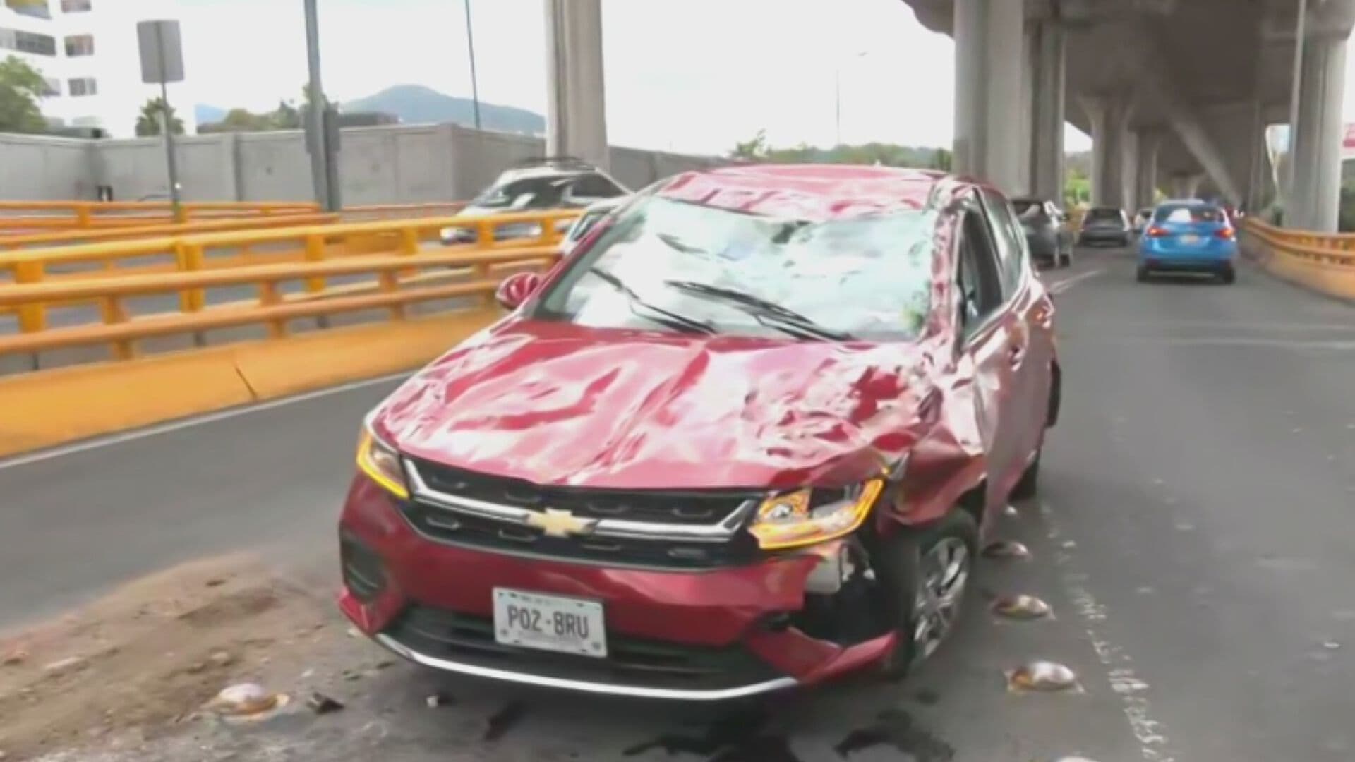 Vuelca Auto en Puente de Luis Cabrera y Periférico