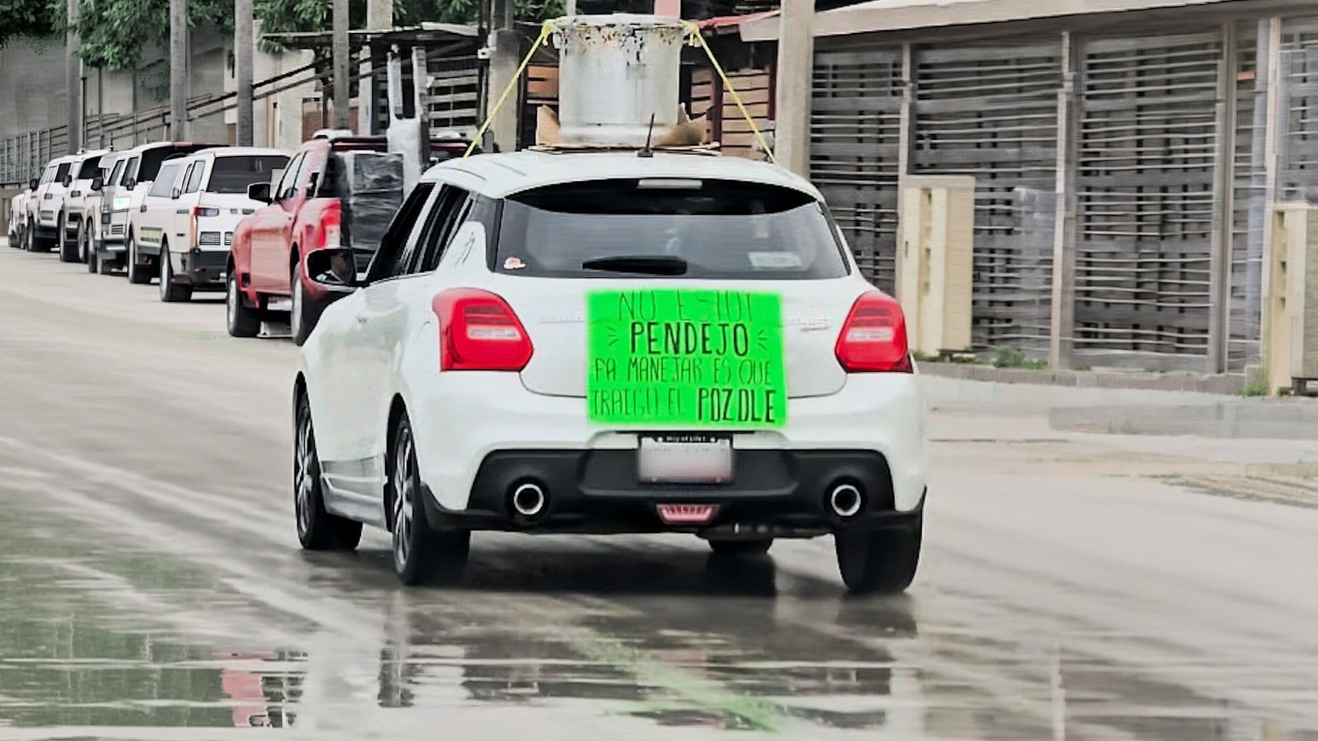Con Cartulina Anuncia que Lleva Pozole