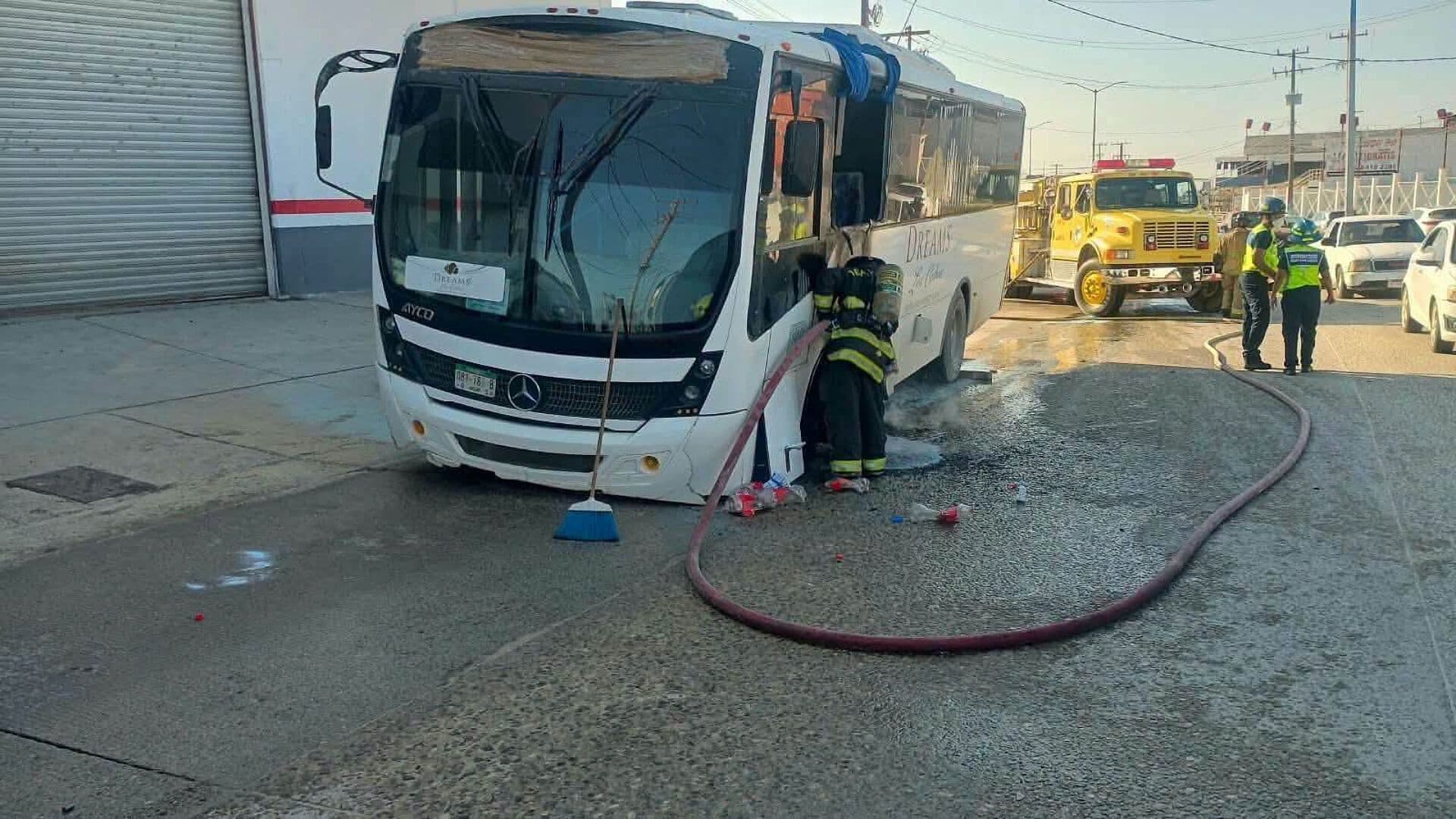 Se Incendia Camión de Transporte de Personal en Cabo San Lucas
