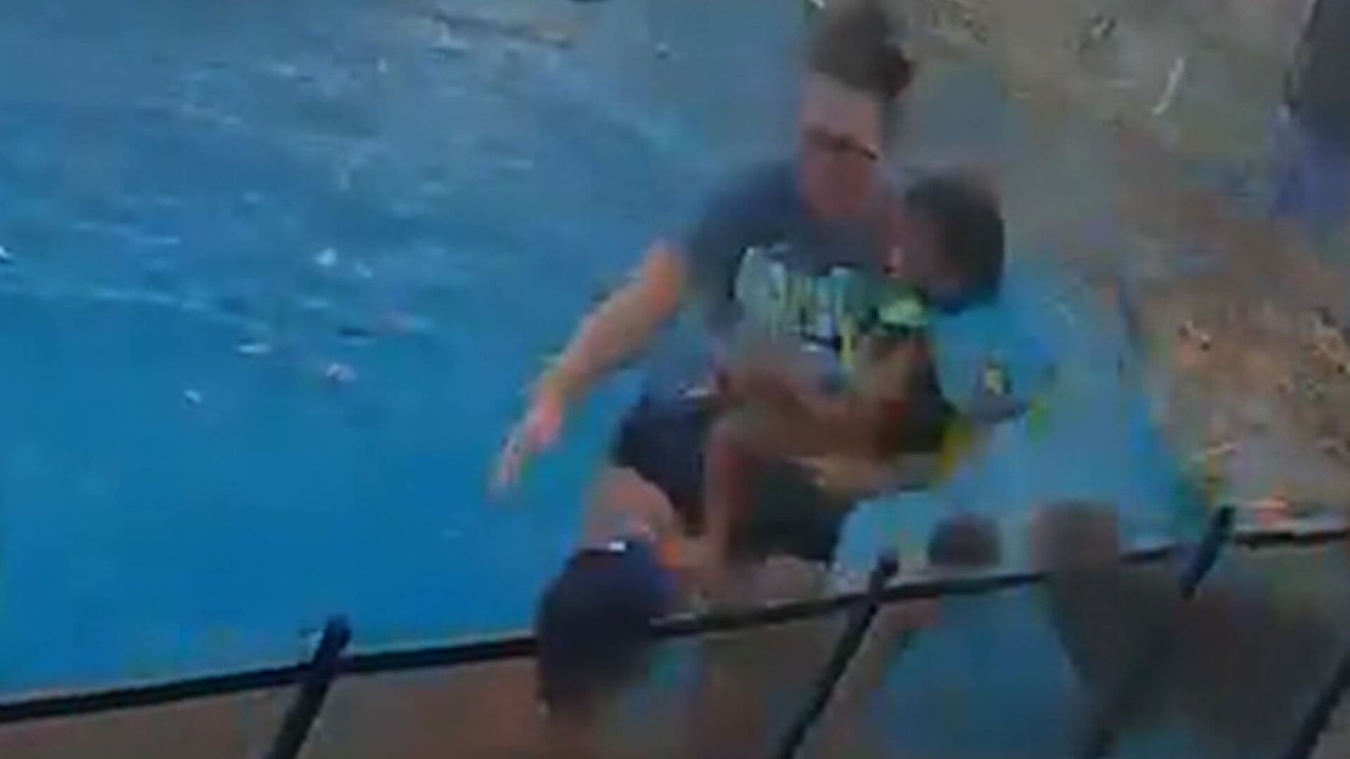 Auto Impacta en Patio de Familia