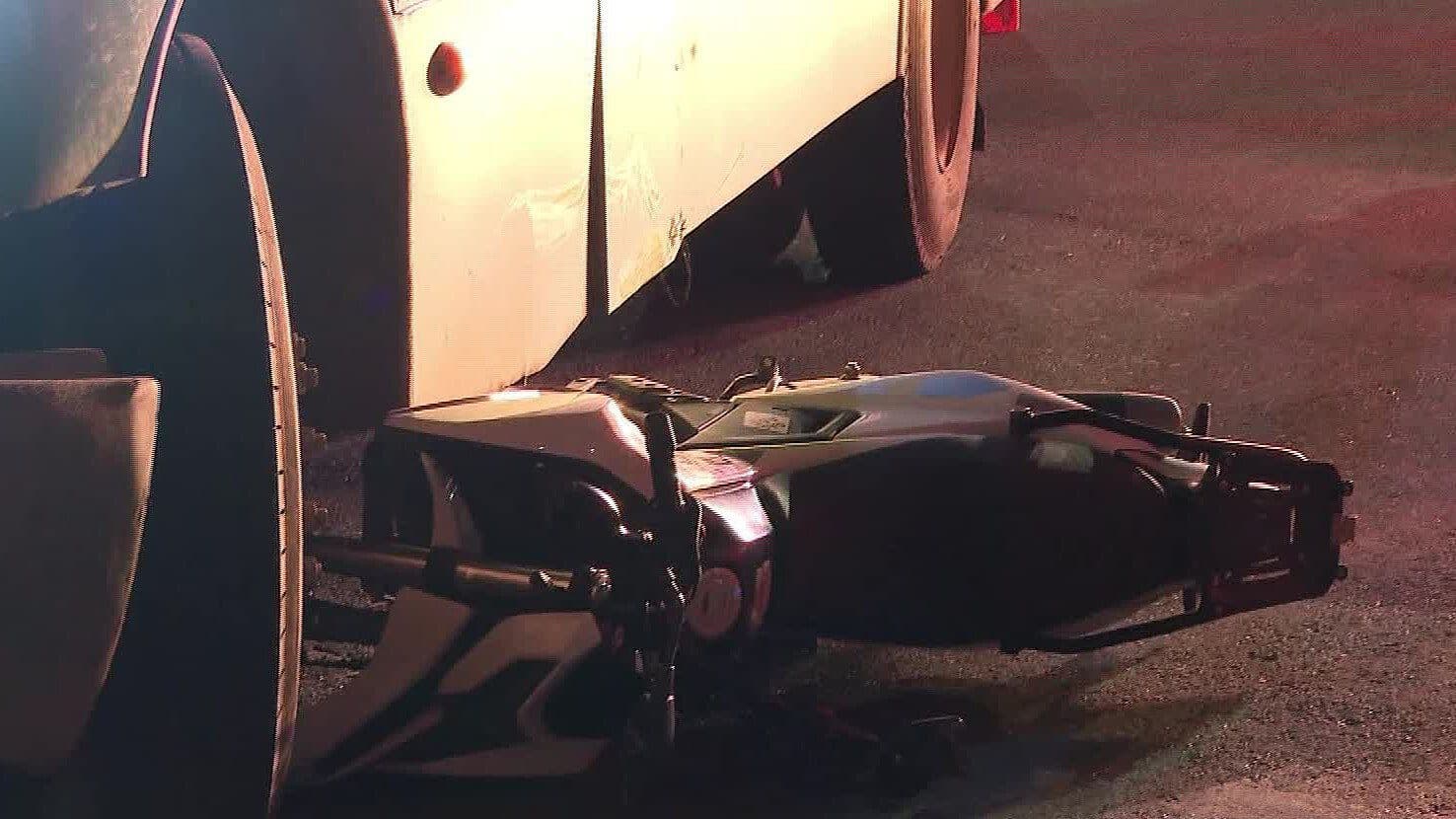 Joven Motociclista se Salva de Quedar Bajo un Camión en Guadalajara