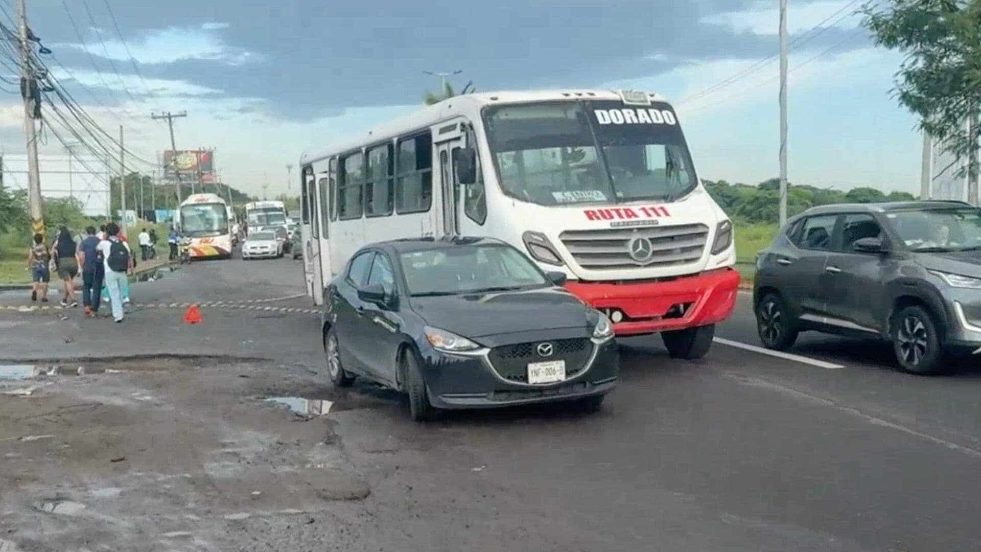 Choque entre Camión y Auto Provoca Tráfico Lento en la Carretera Veracruz Xalapa