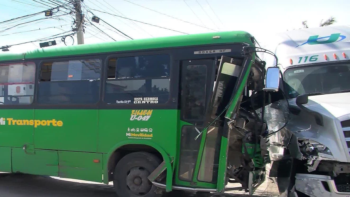 Camión de la Ruta T14-A/C Choca contra Camioneta y Tráiler en Tlaquepaque