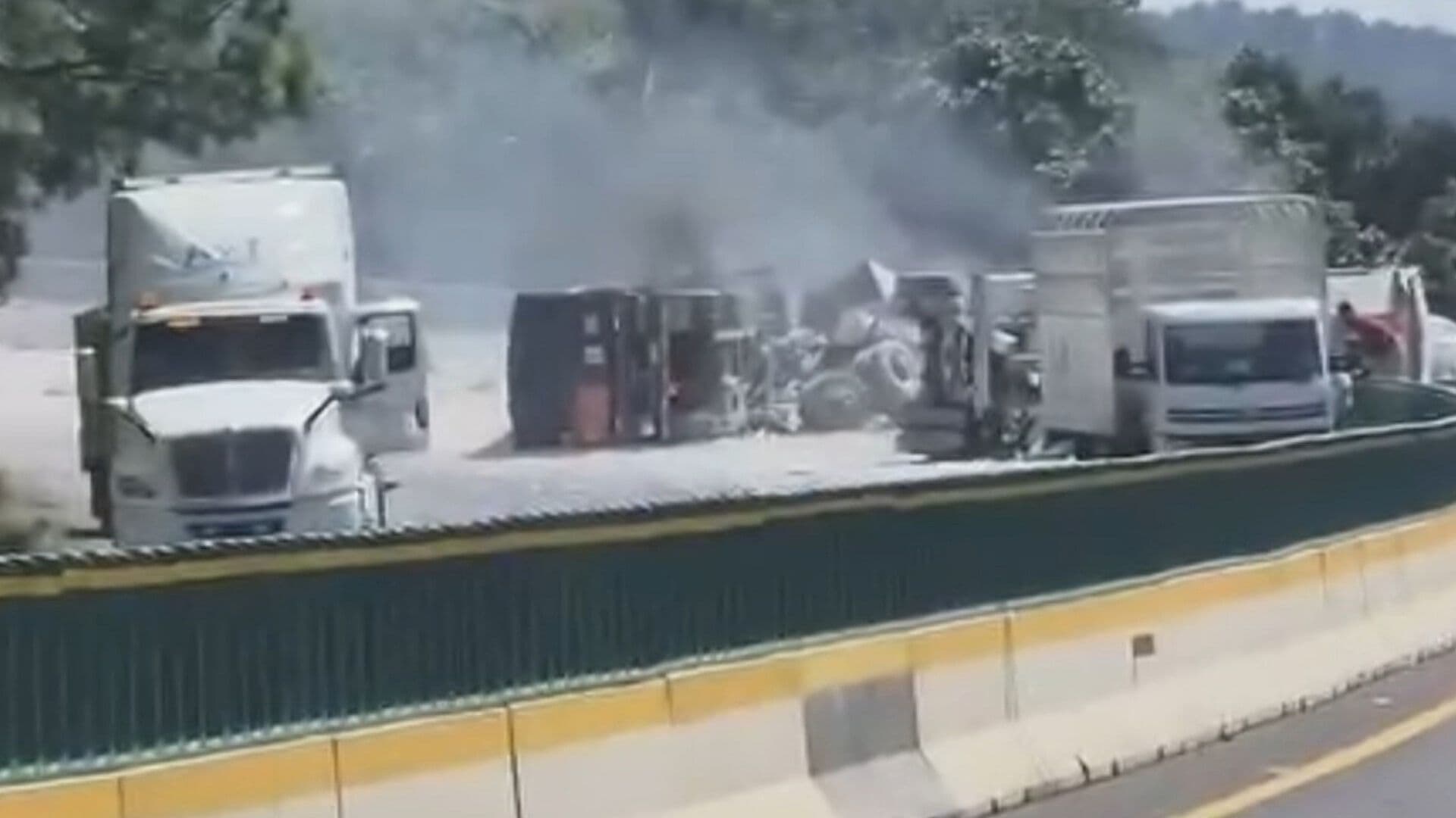 Video | Vuelca Tráiler en Autopista Siglo XXI en Ziracuaretiro, Michoacán