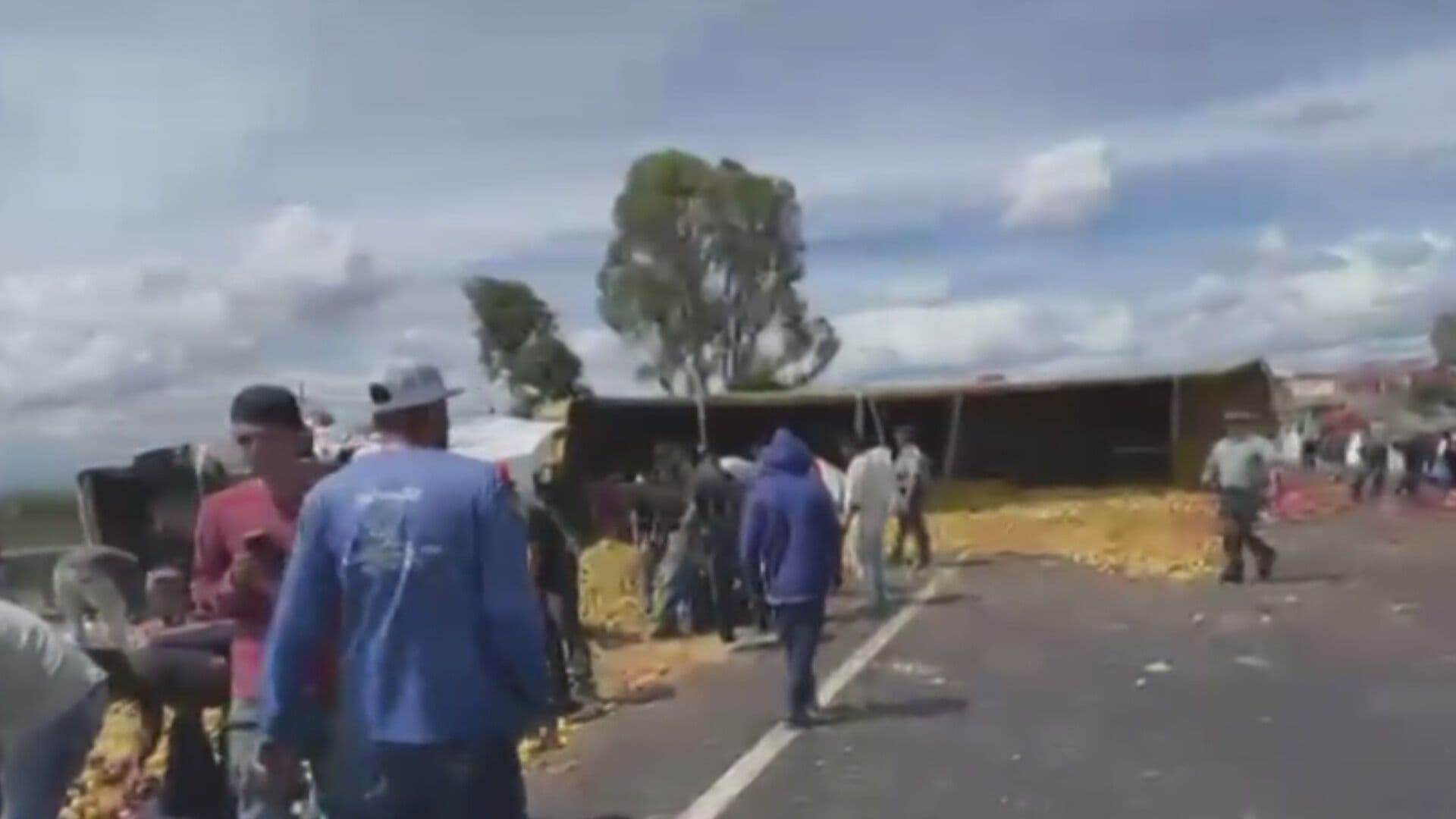 Vuelca Tráiler en la Autopista México-Querétaro