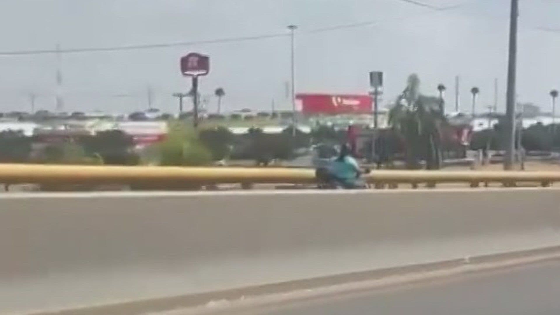 Graban a Mujer Circulando en Contra en Av. Sendero Divisorio en Escobedo, NL