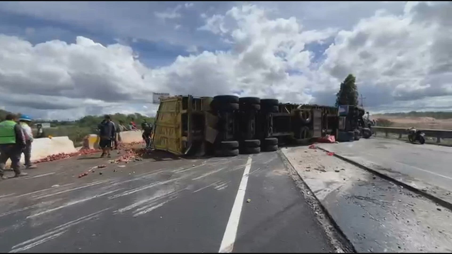 Volcadura de Tráiler Provoca Fila de 15 Kilómetros en la Autopista México-Querétaro