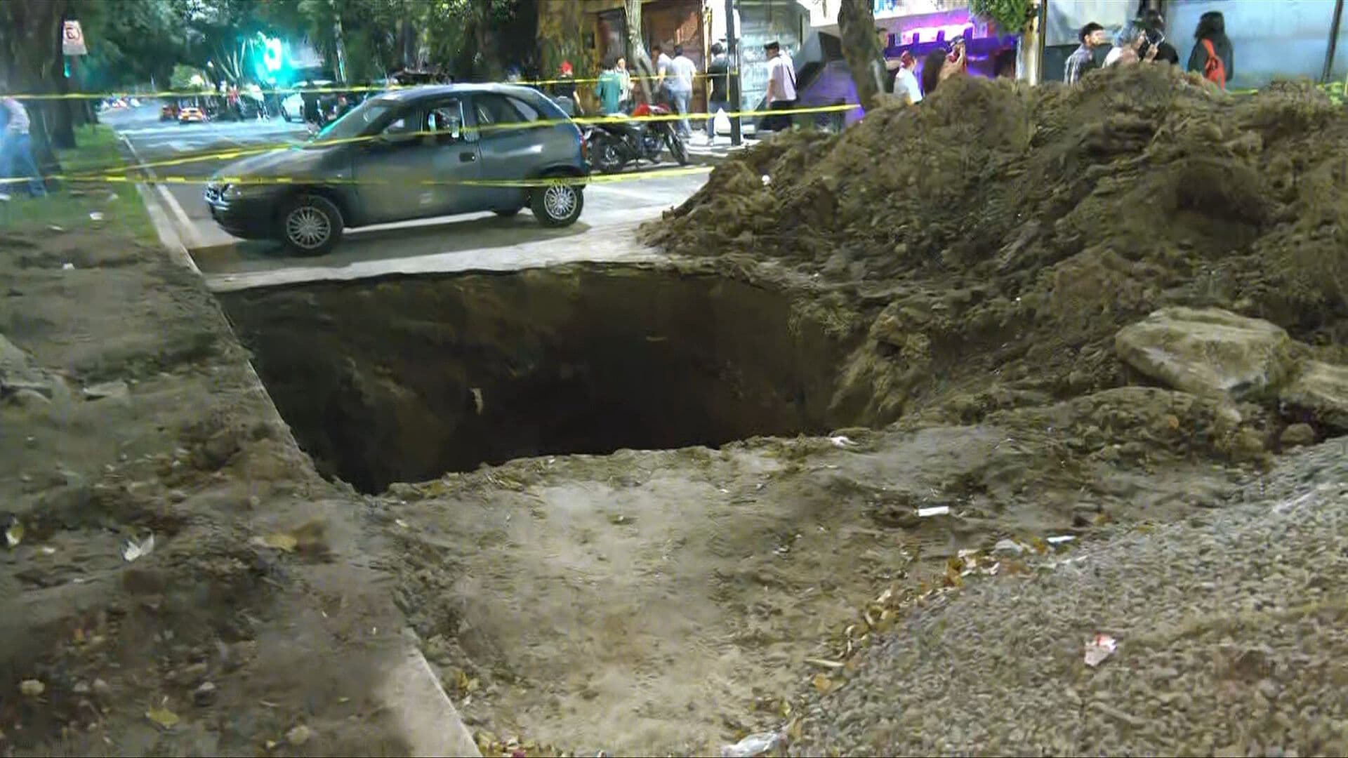 Dejan Obra Inconclusa y Socavón Abierto en Calle de Copilco
