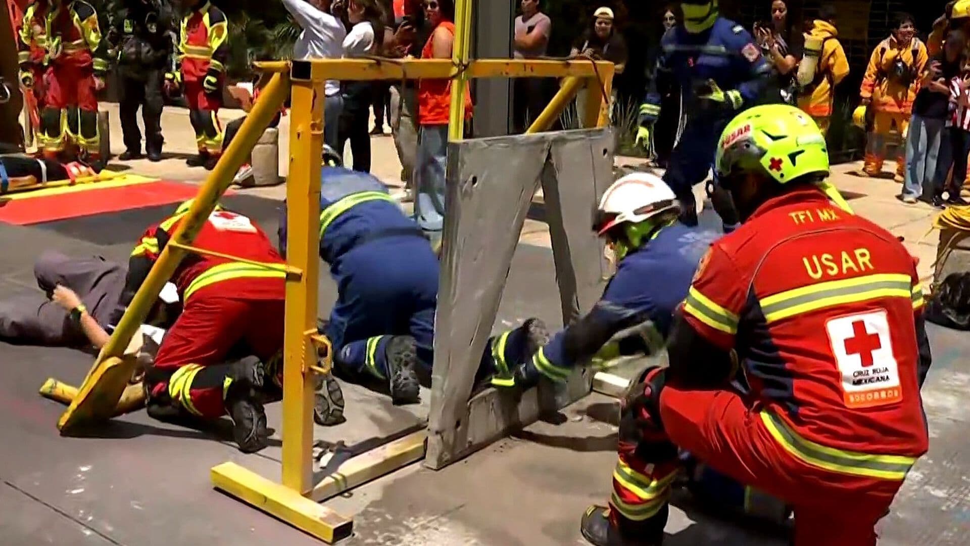 Abren una Losa para Llegar a una “Víctima”: Así Practican Rescatistas en Simulacro