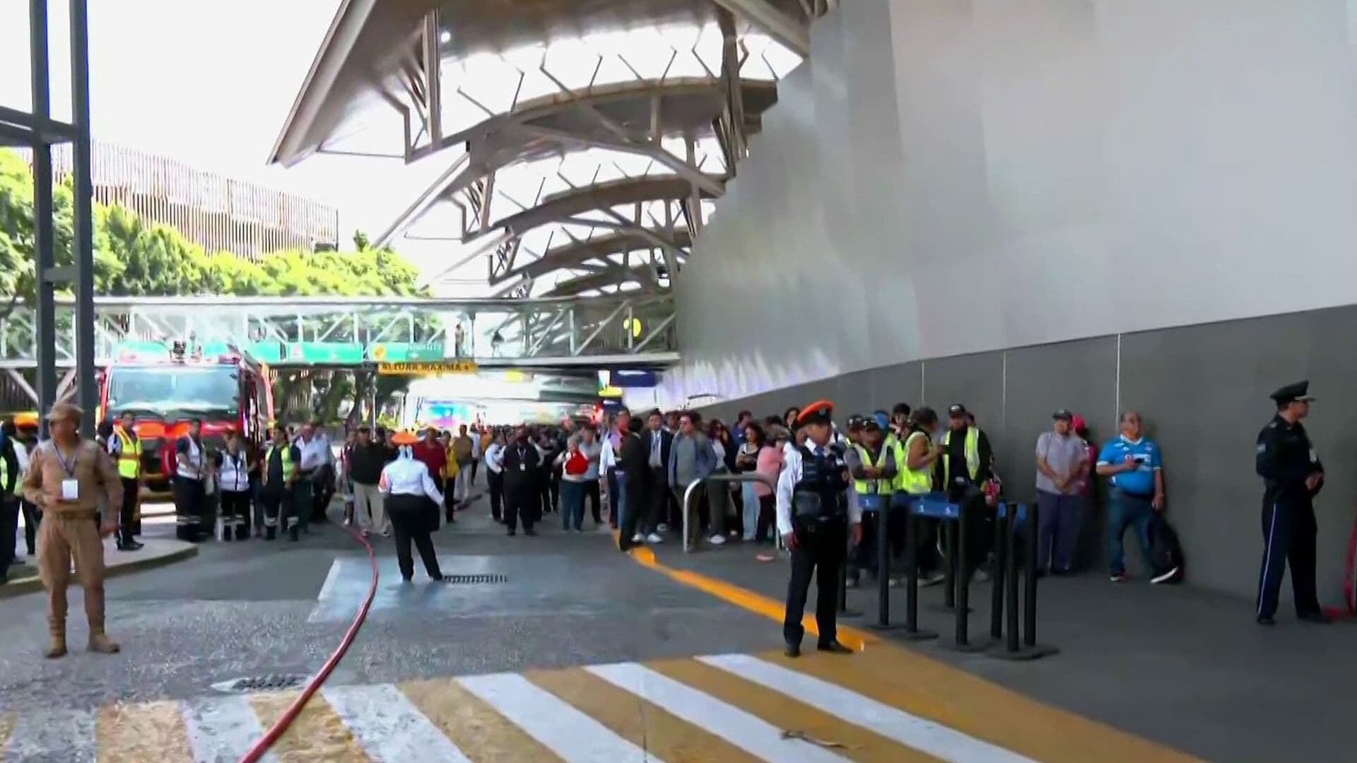 Fuga de Gas e Incendio: Así Evacúan la Terminal 1 del AICM Durante Simulacro