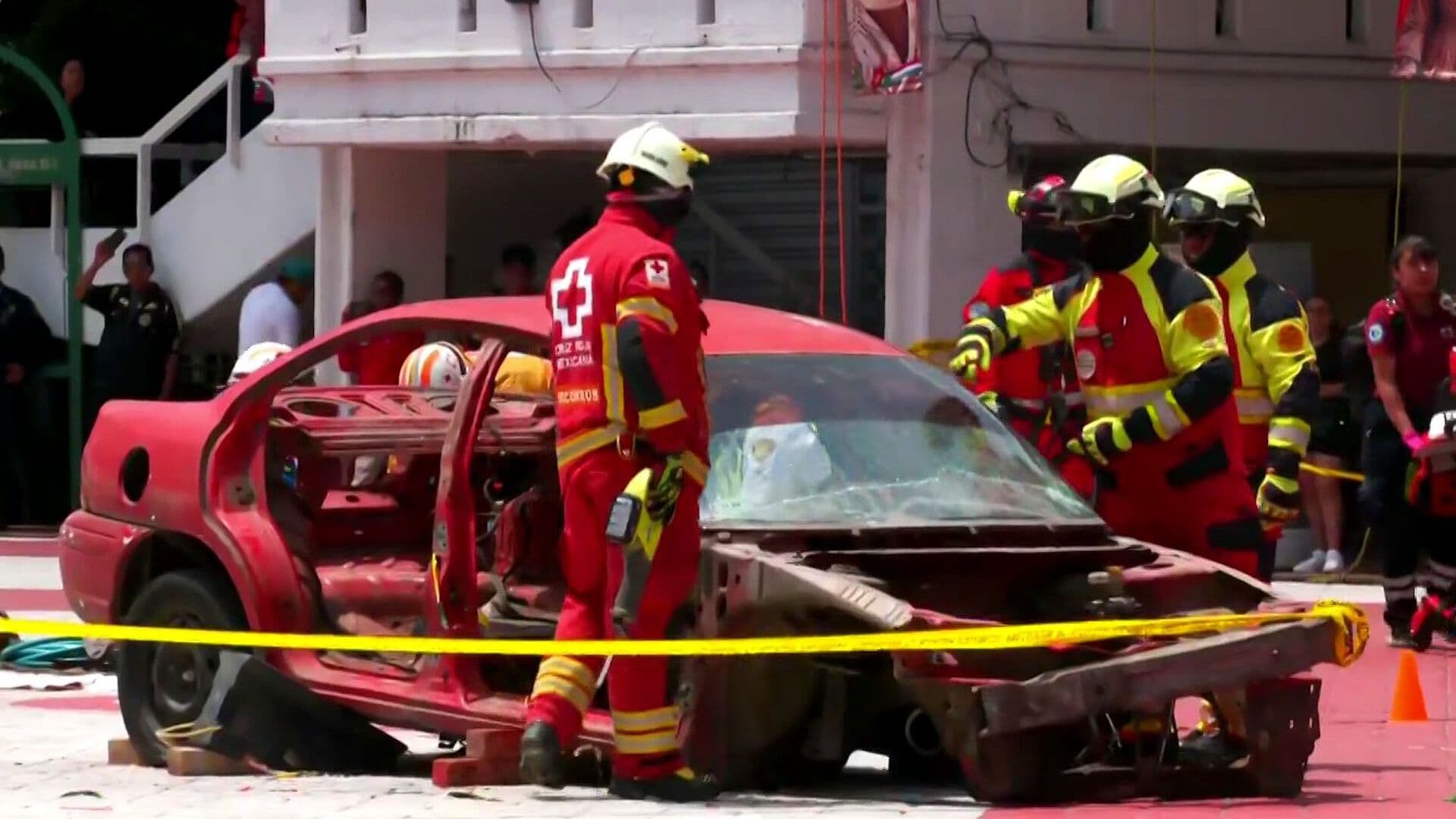 Dos Autos Chocan por “Falla de Semáforos”: Así Practican un Rescate en Xochimilco