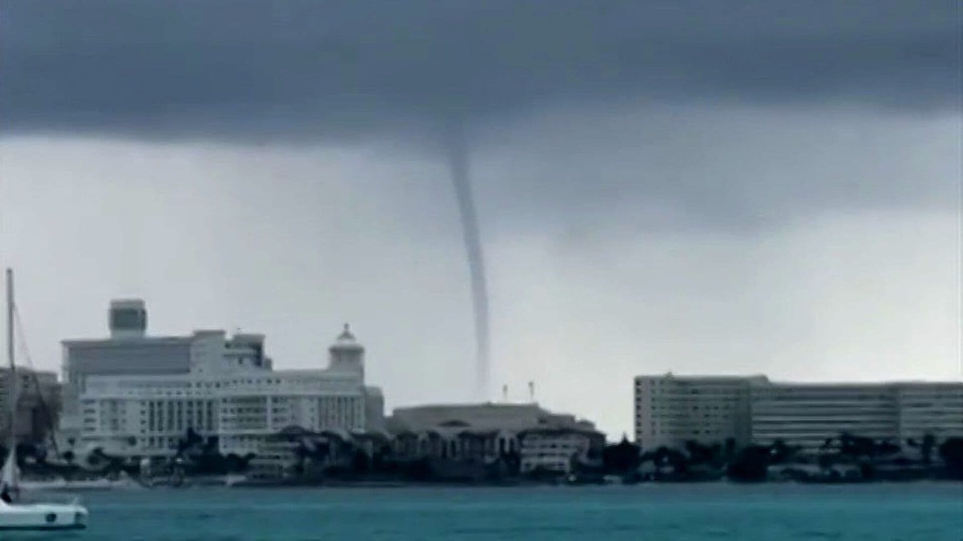 Captan Tromba Marina Frente a la Zona Hotelera de Cancún, Quintana Roo