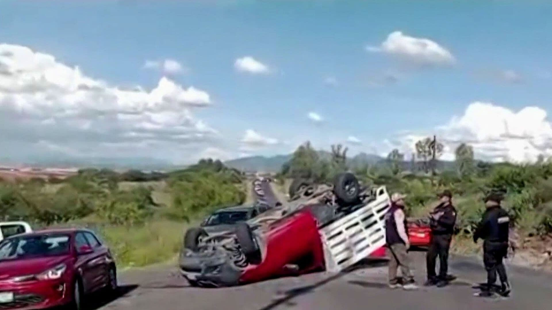 Aparatoso Choque entre Cuatro Vehículos Deja Camioneta Volcada en San Juan del Río