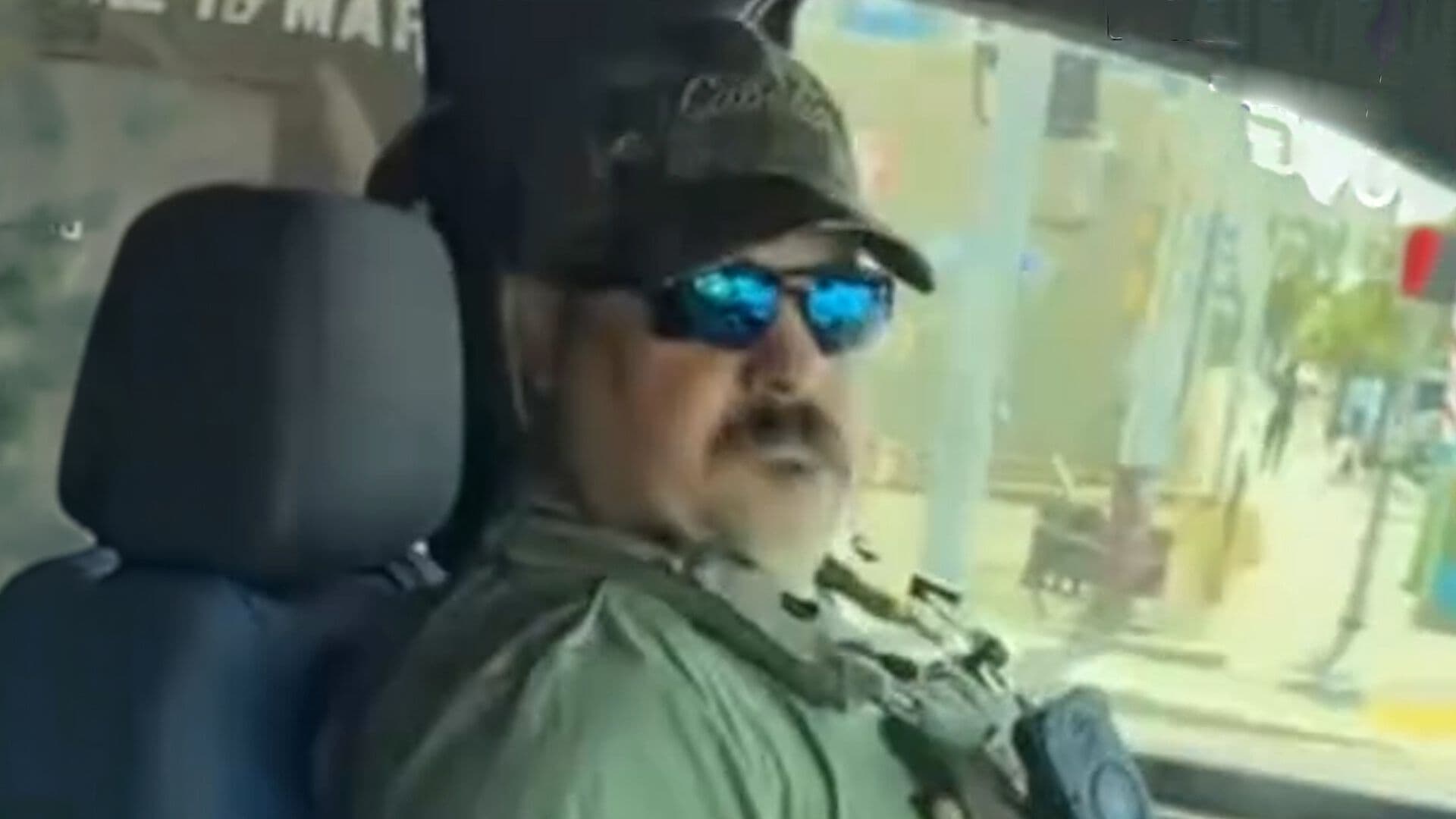 Agente de ICE Intimidó a Activista con Arma