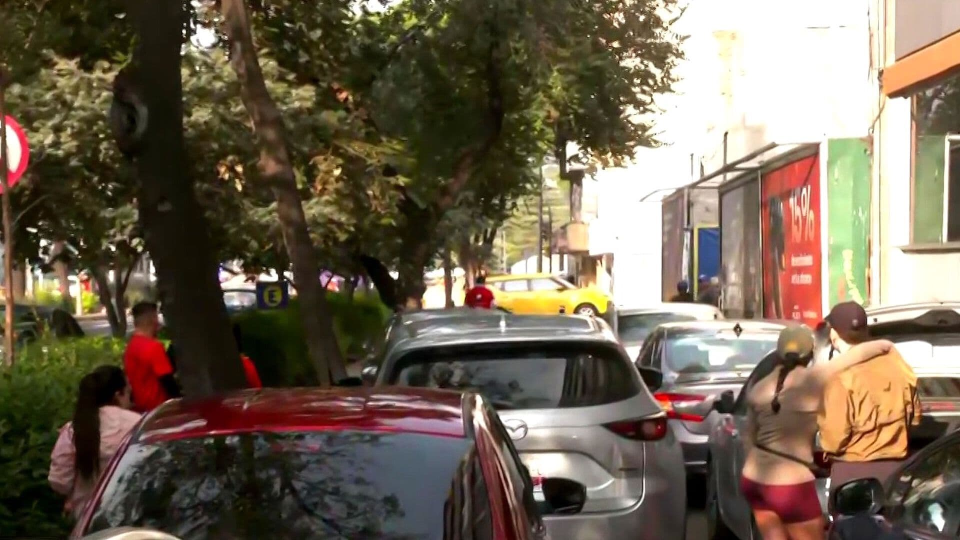 Franeleros Apartan Lugares Prohibidos y Autoridades Sancionan a Conductores en CDMX