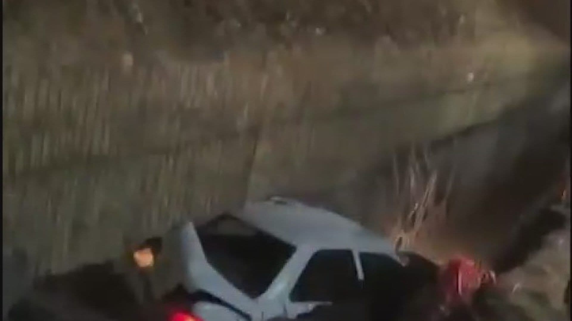 Caen Dos Automóviles en Obra de Drenaje Pluvial en Juárez, Nuevo León