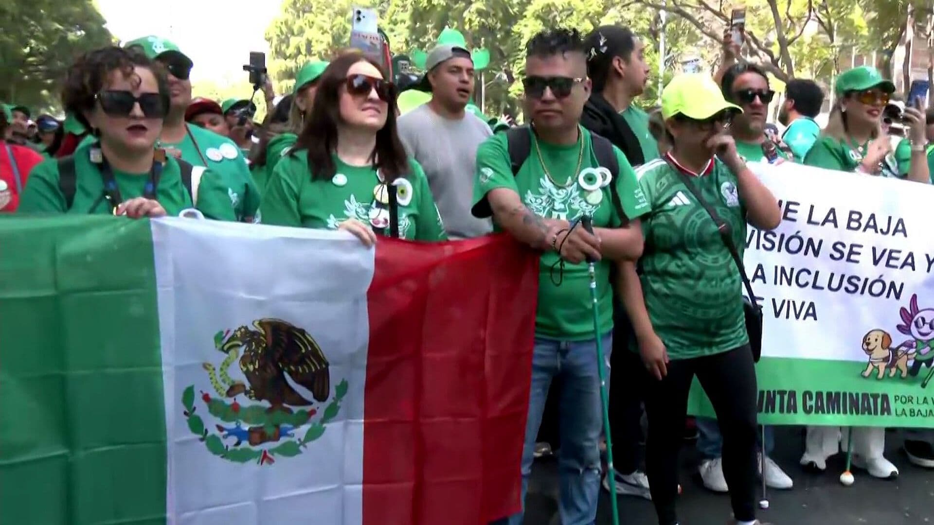 Quinta Caminata de Débiles Visuales Recorre Paseo de la Reforma en CDMX