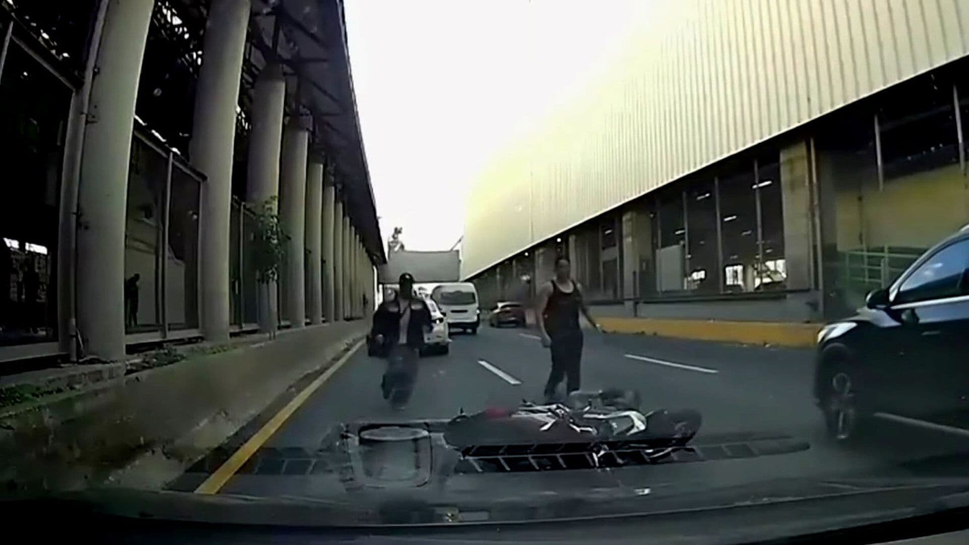 Motociclista Intenta Rebasar y Choca contra Automóvil en Ecatepec, Edomex