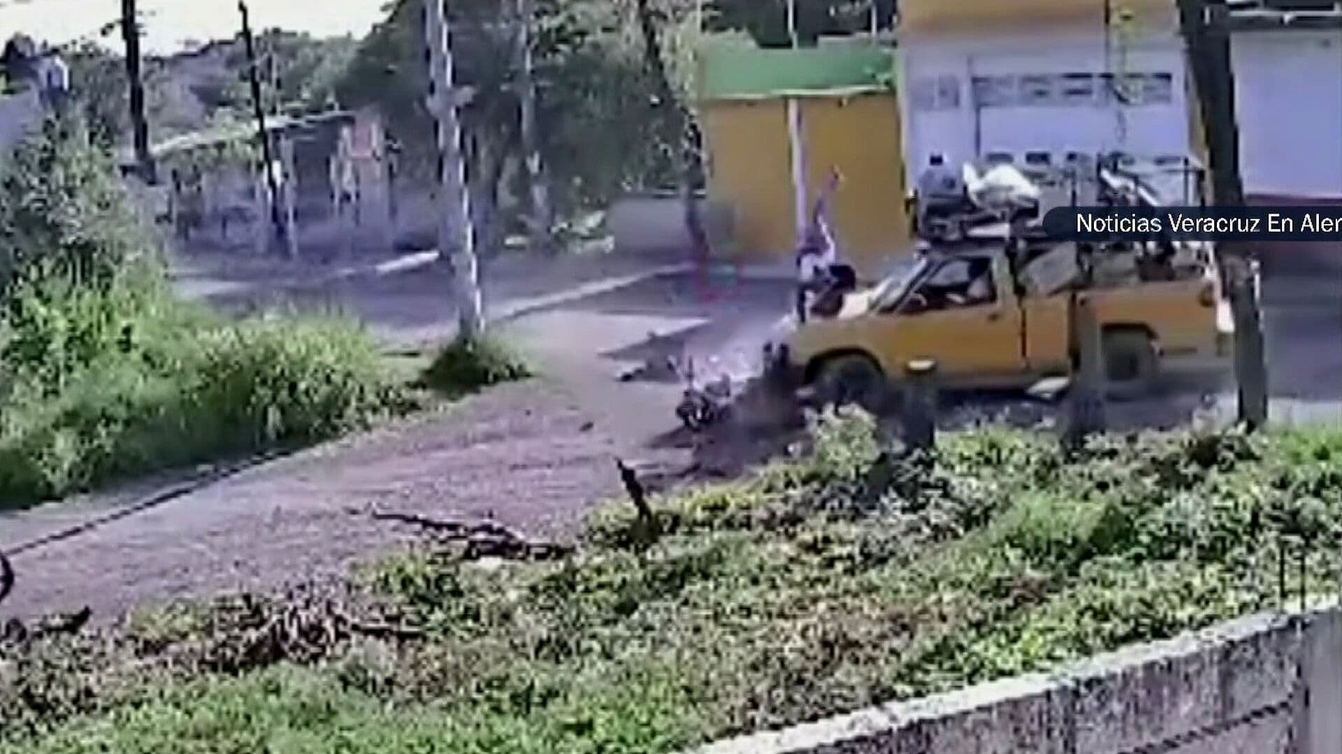 Camioneta Embiste a Motociclista y lo Proyecta en una Avenida de Veracruz