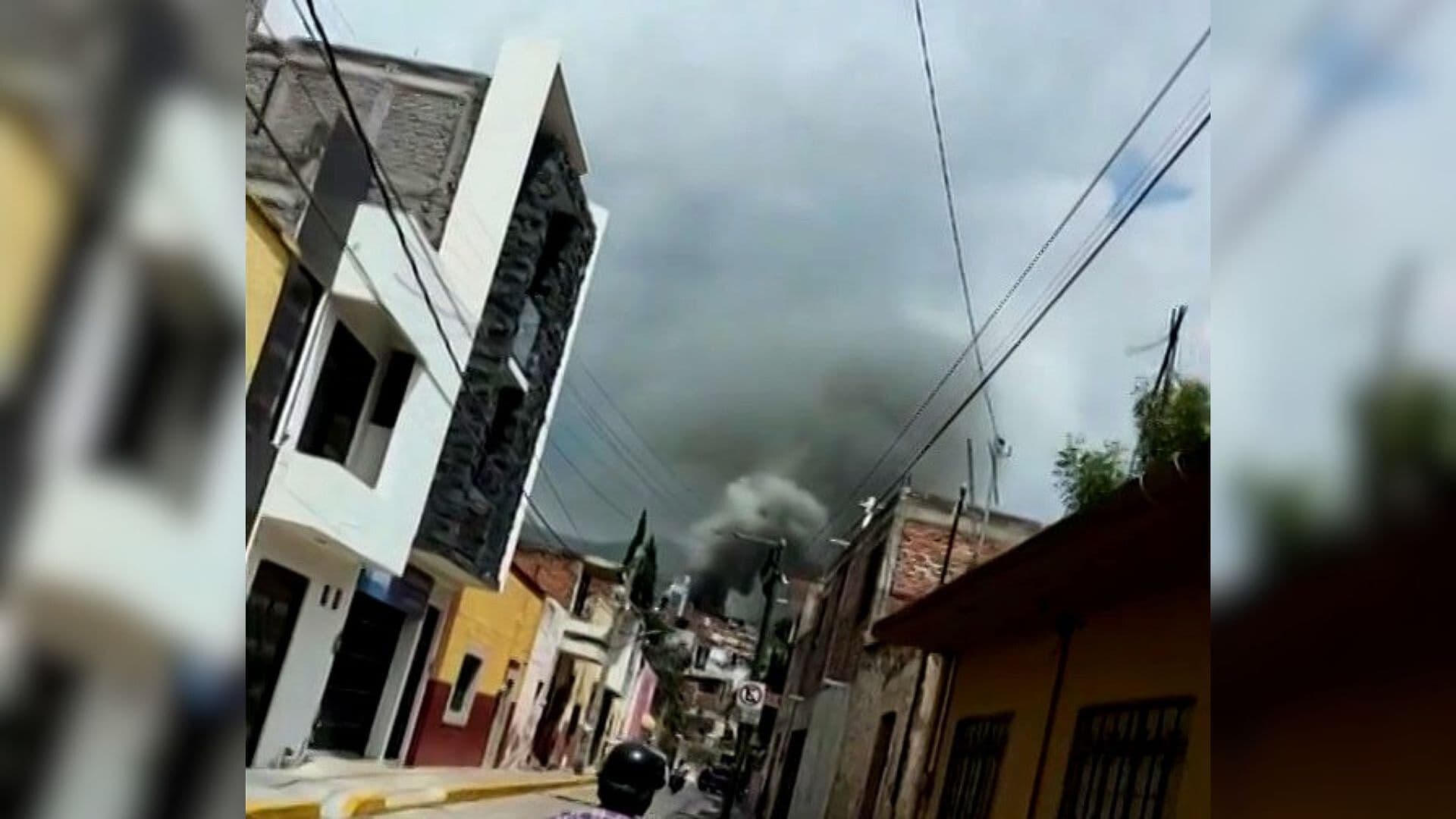 Con Cubetas de Agua, Vecinos Intentan Apagar Incendio en una Casa de Pénjamo, Guanajuato