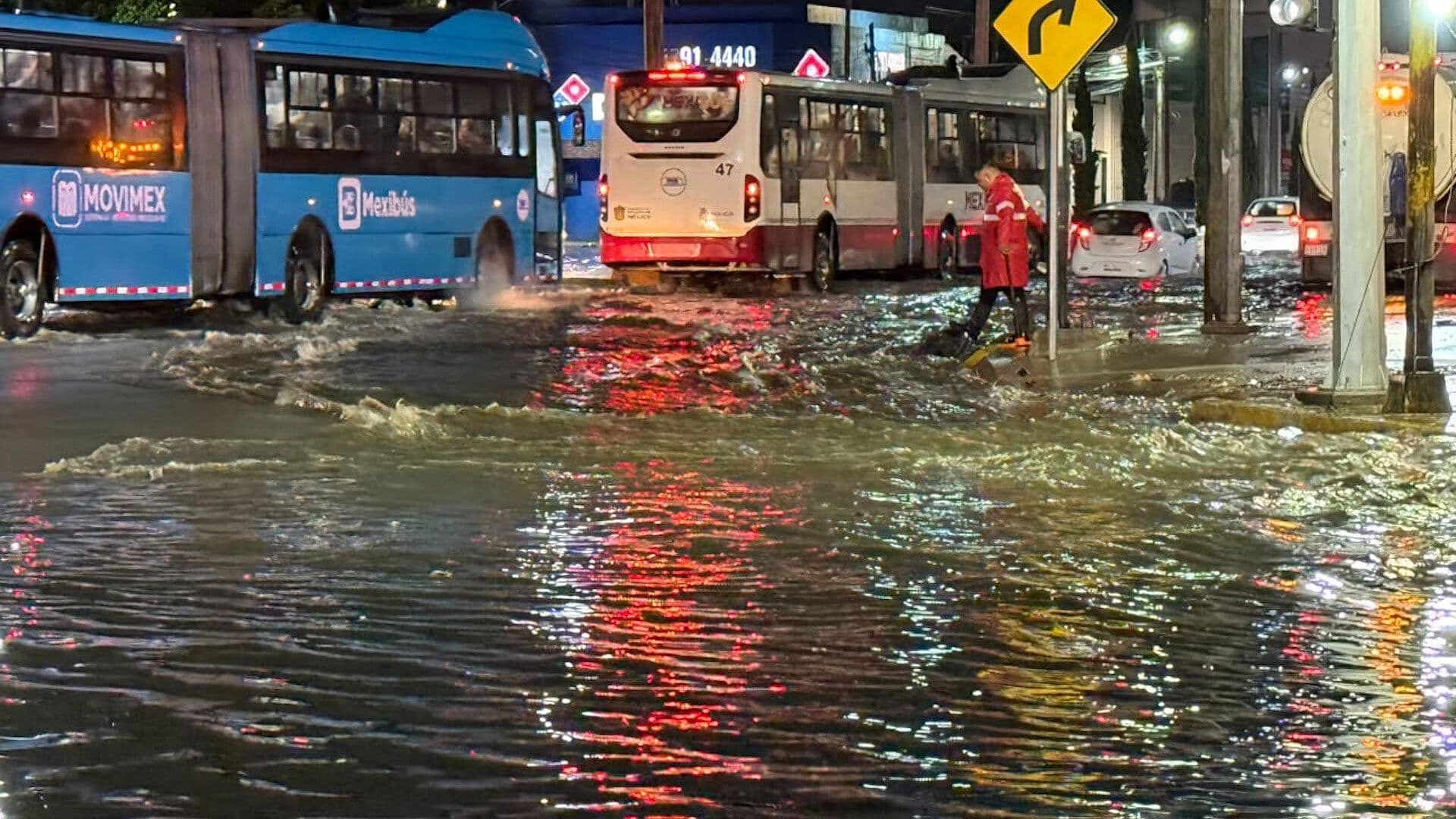 Lluvia Deja Calles Anegadas en Ecatepec, Estado de México