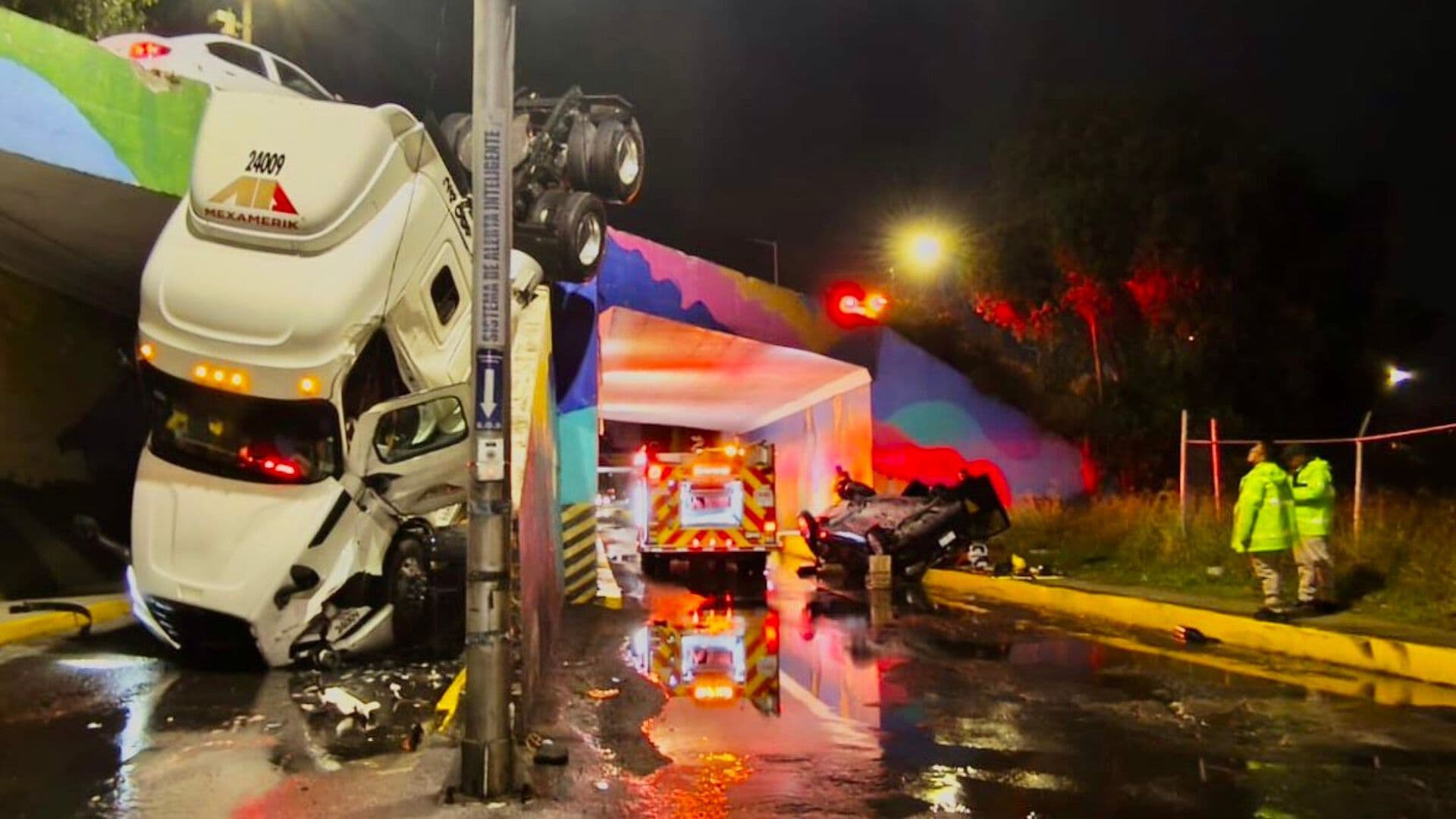 Accidente Volcadura Tráiler y Taxi en Periférico Ecológico y y Camino Real a Cholula Puebla
