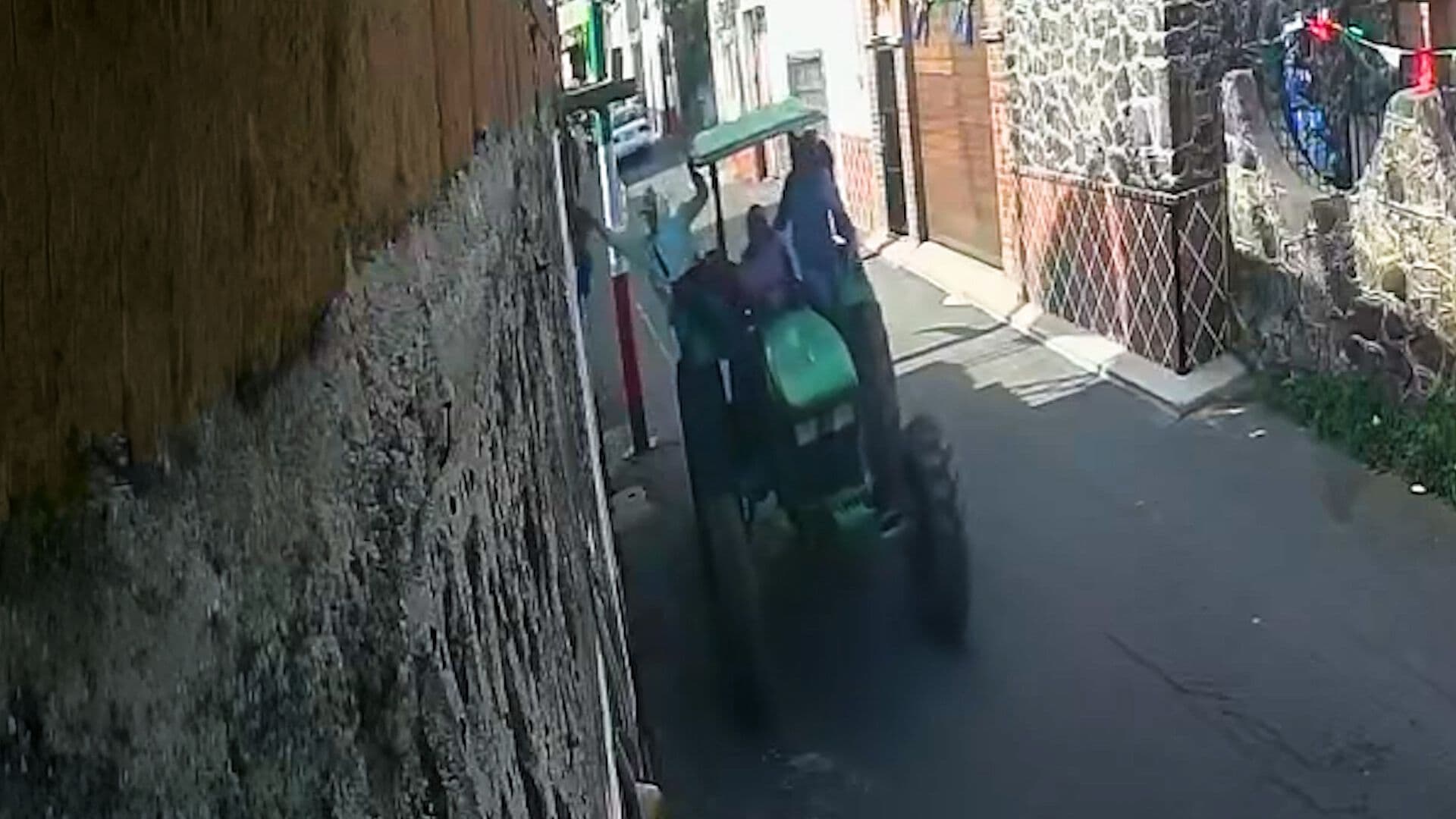 Con Ayuda de un Tractor, Roban Adornos Patrios en Milpa Alta