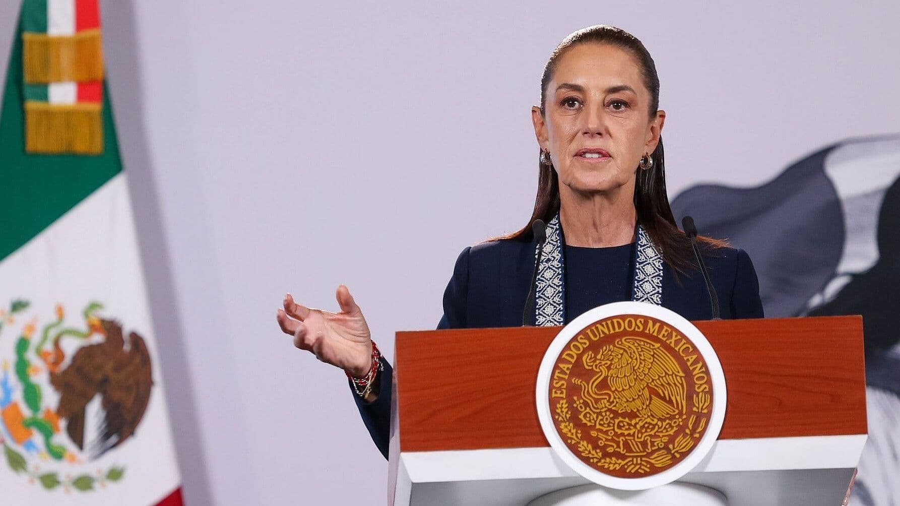 Sheinbaum Revela Cuándo Inicia Regulación de Celulares y Pantallas en Escuelas